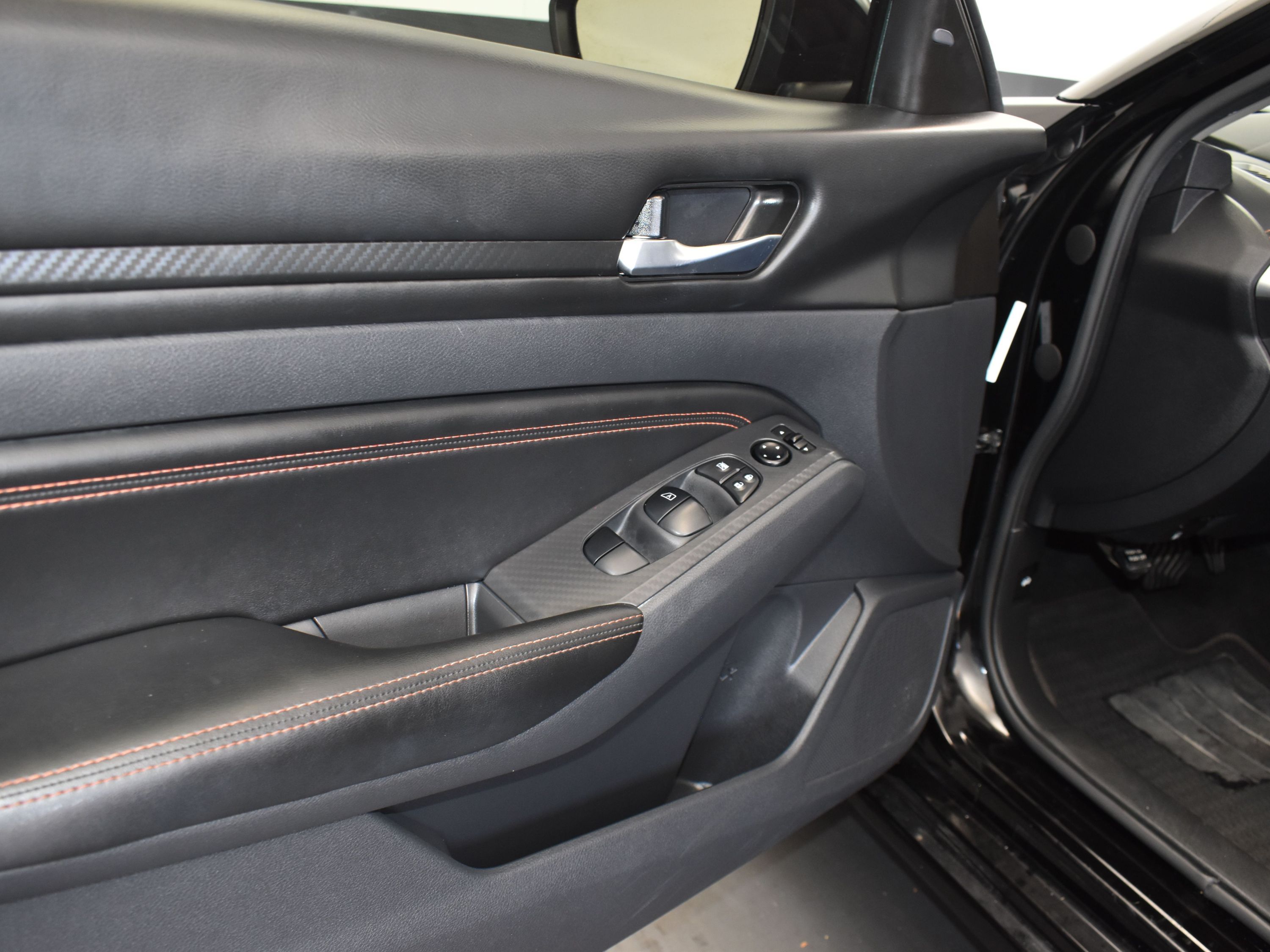 2022 Super Black Nissan Altima 2.0 SR FWD Sedan