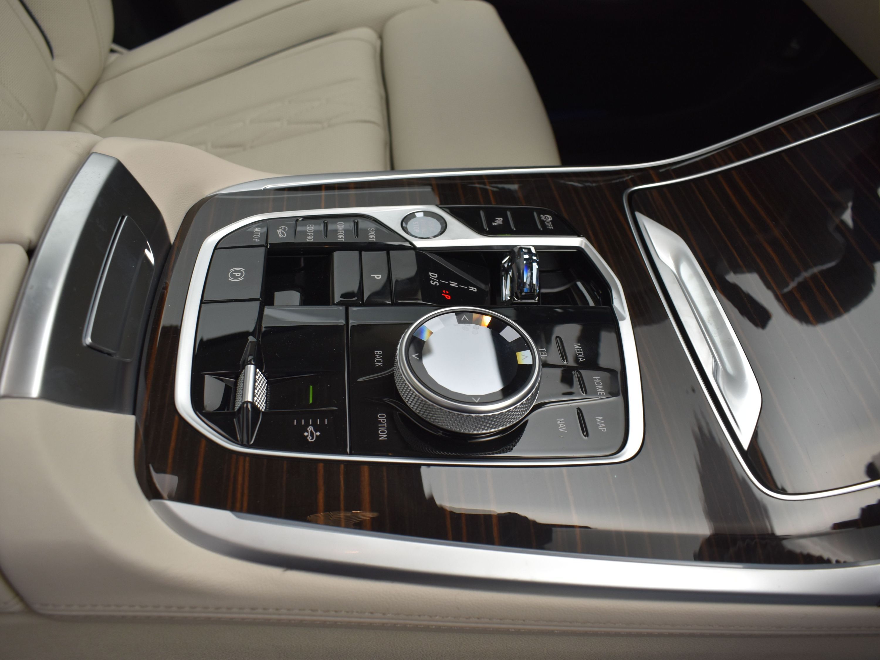 2026 Mineral White Metallic BMW X7 xDrive40i AWD SUV