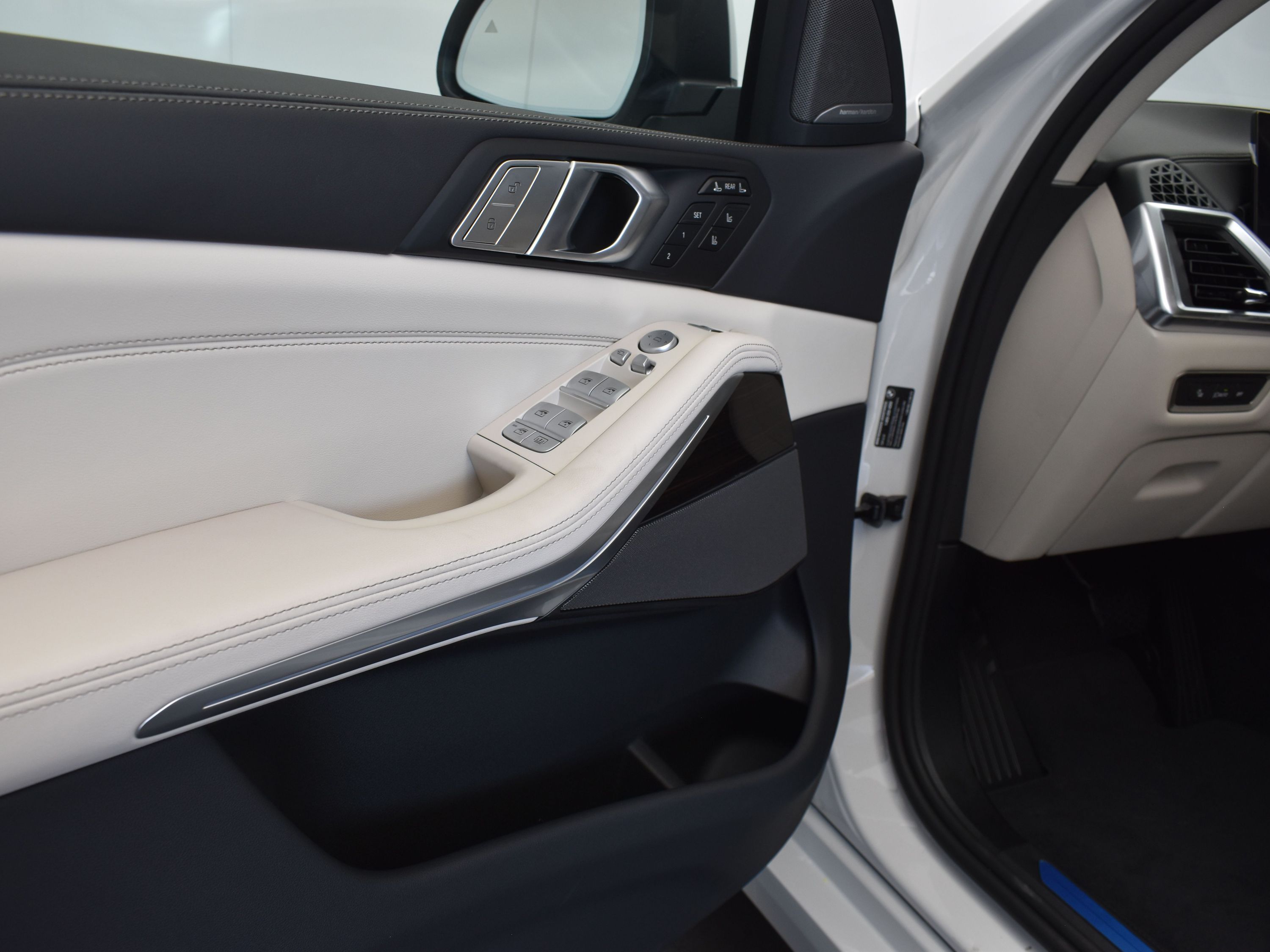 2026 Mineral White Metallic BMW X7 xDrive40i AWD SUV