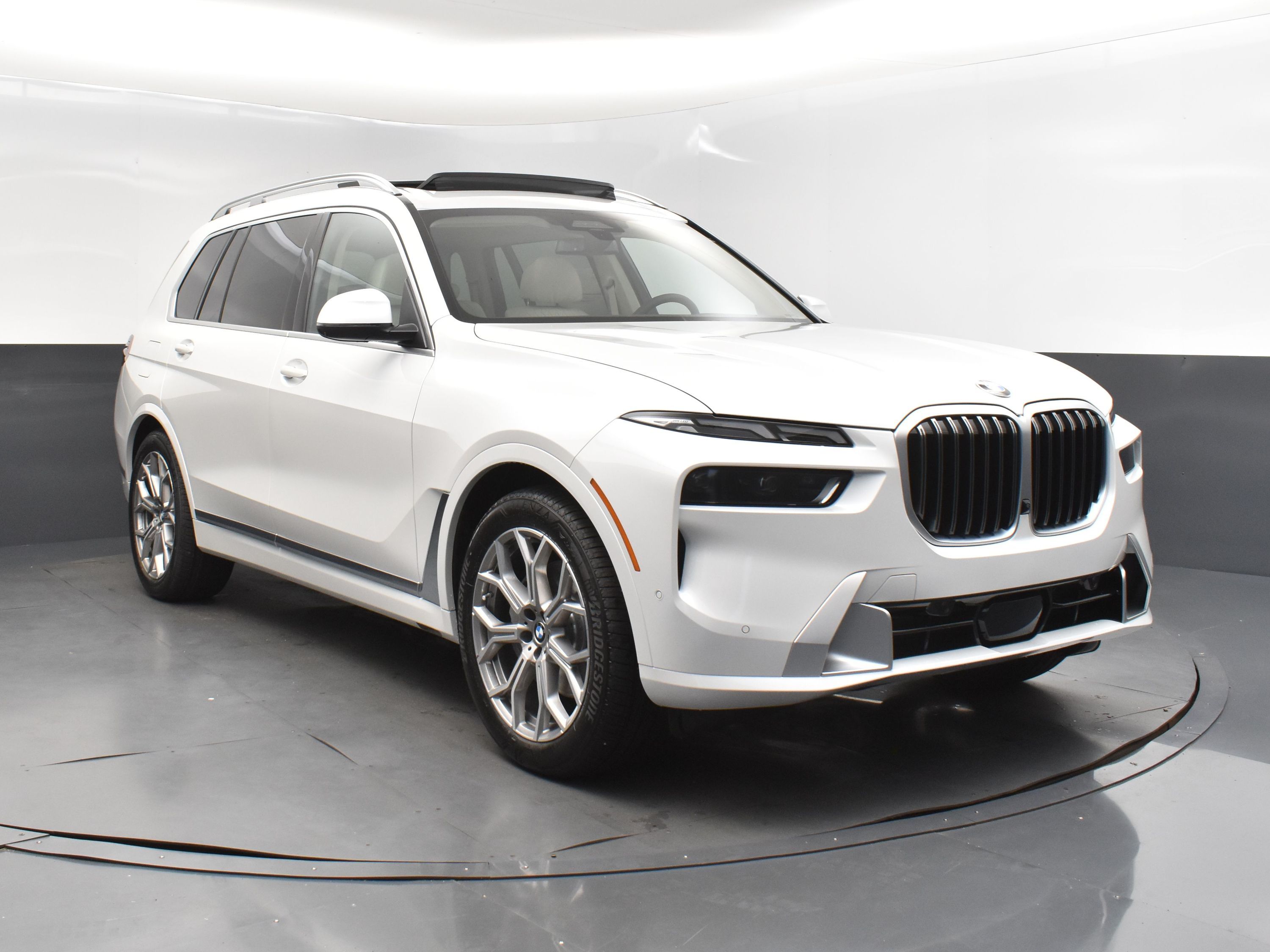 2026 Mineral White Metallic BMW X7 xDrive40i AWD SUV