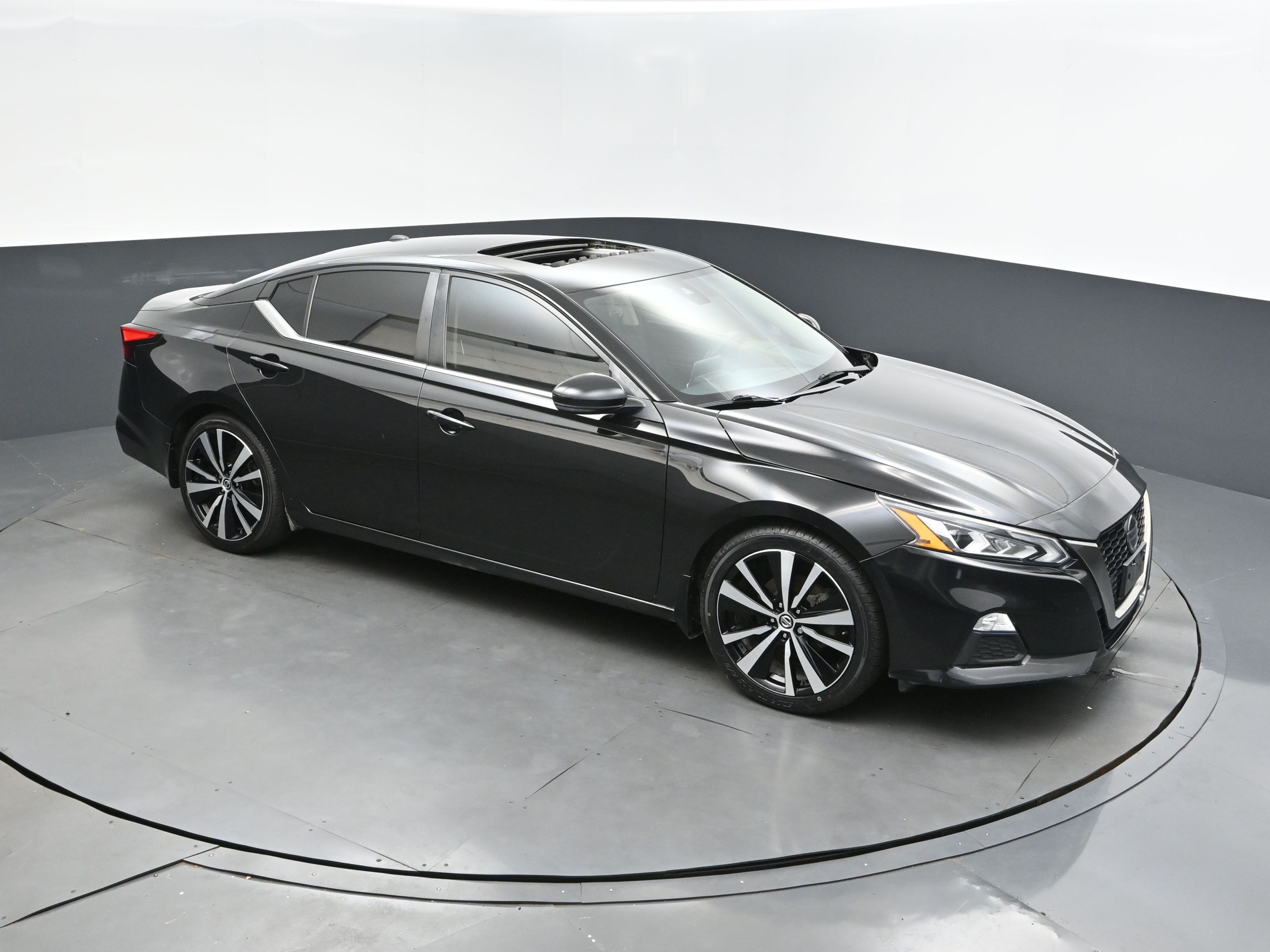 2022 Super Black Nissan Altima 2.0 SR FWD Sedan