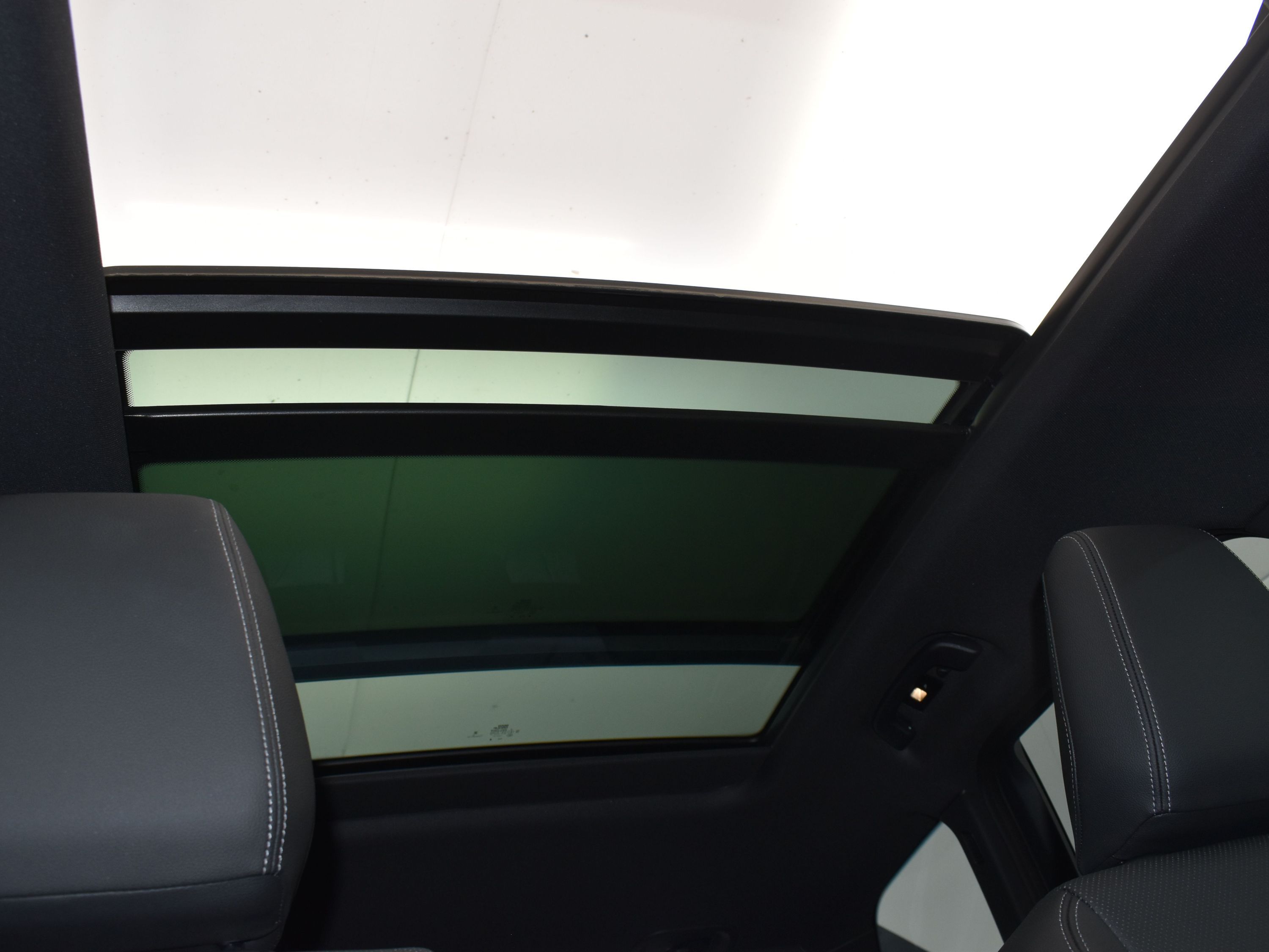 2023 Mineral White Metallic BMW X1 xDrive28i AWD SUV