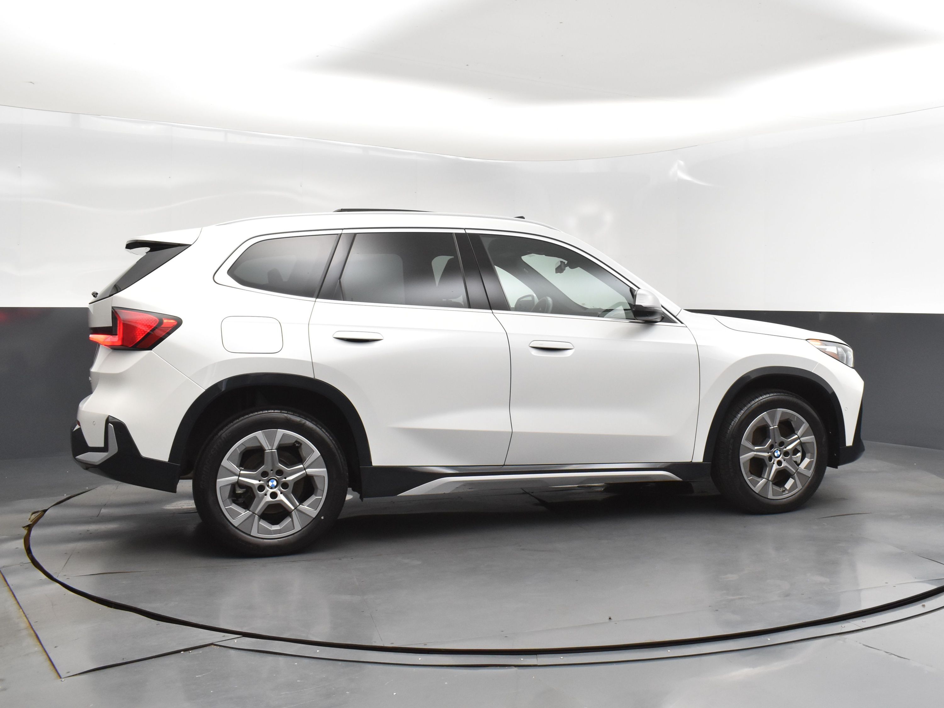 2023 Mineral White Metallic BMW X1 xDrive28i AWD SUV