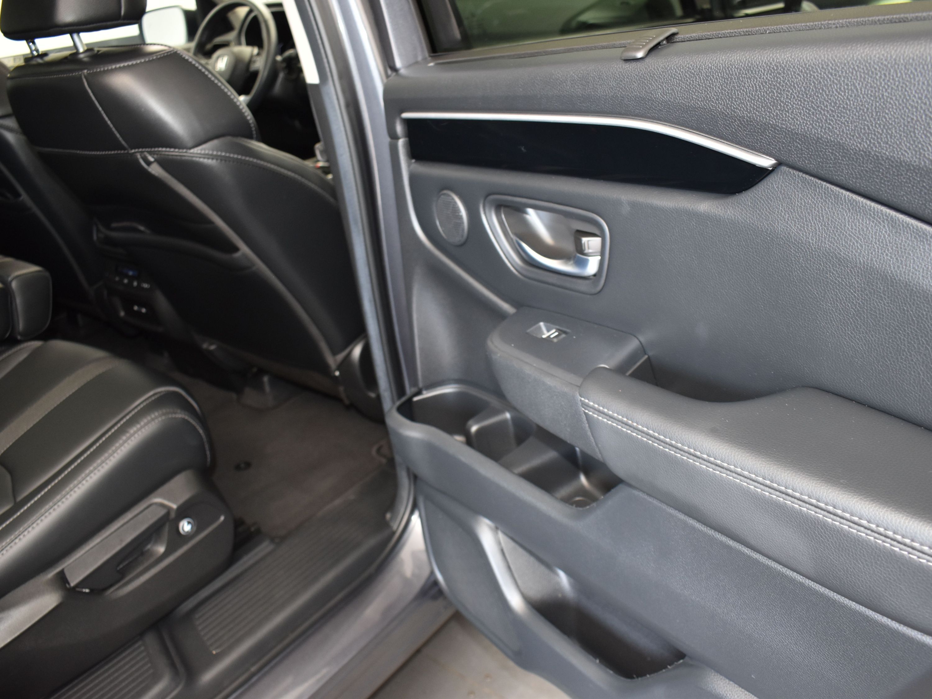 2025 Sonic Gray Pearl Honda Pilot Touring FWD SUV