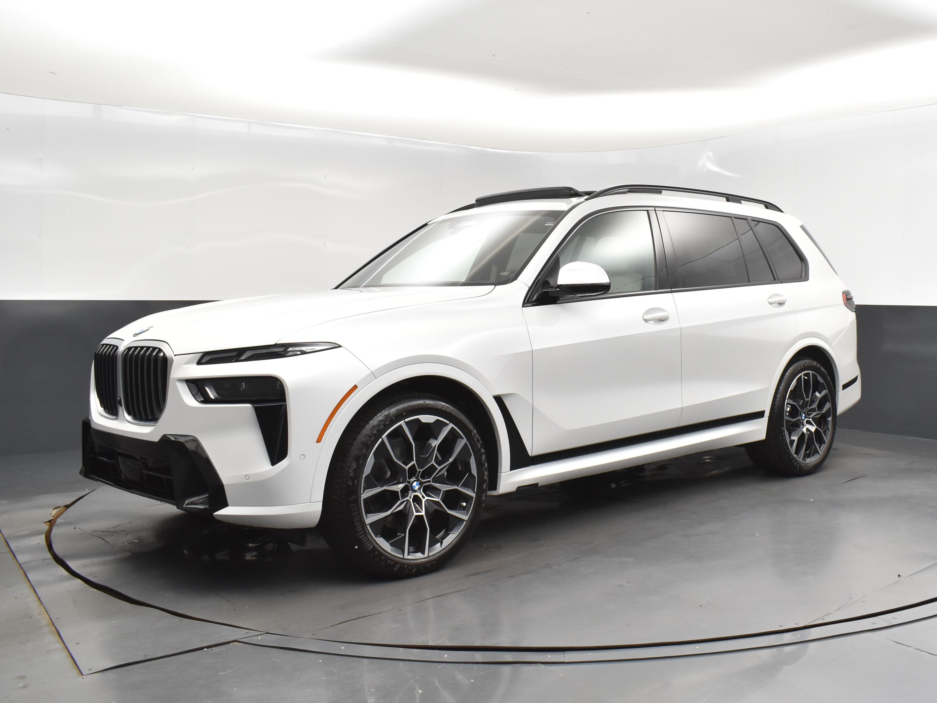 2026 Mineral White Metallic BMW X7 xDrive40i AWD SUV