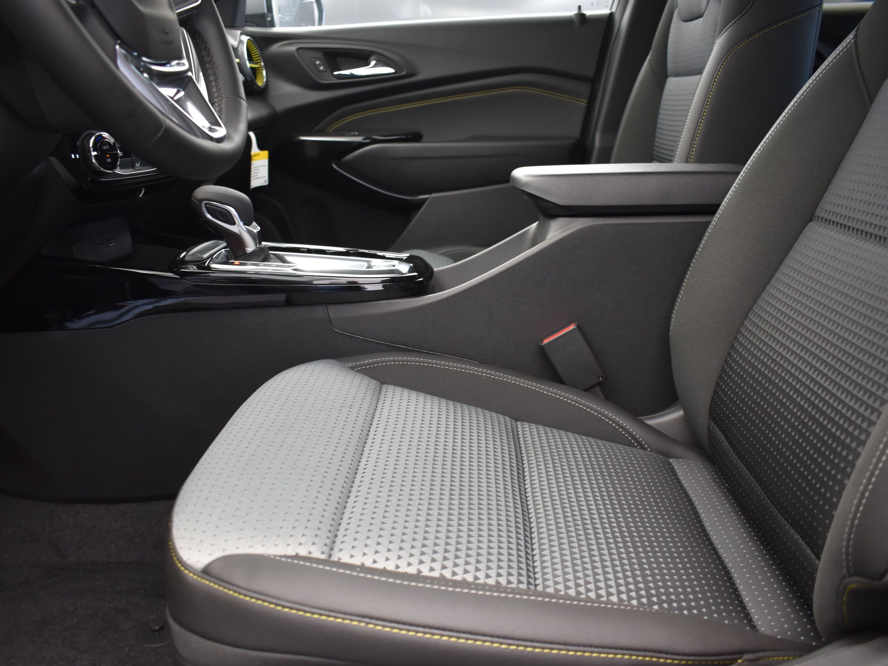 2025 Sterling Gray Metallic Chevrolet Trax LT FWD SUV