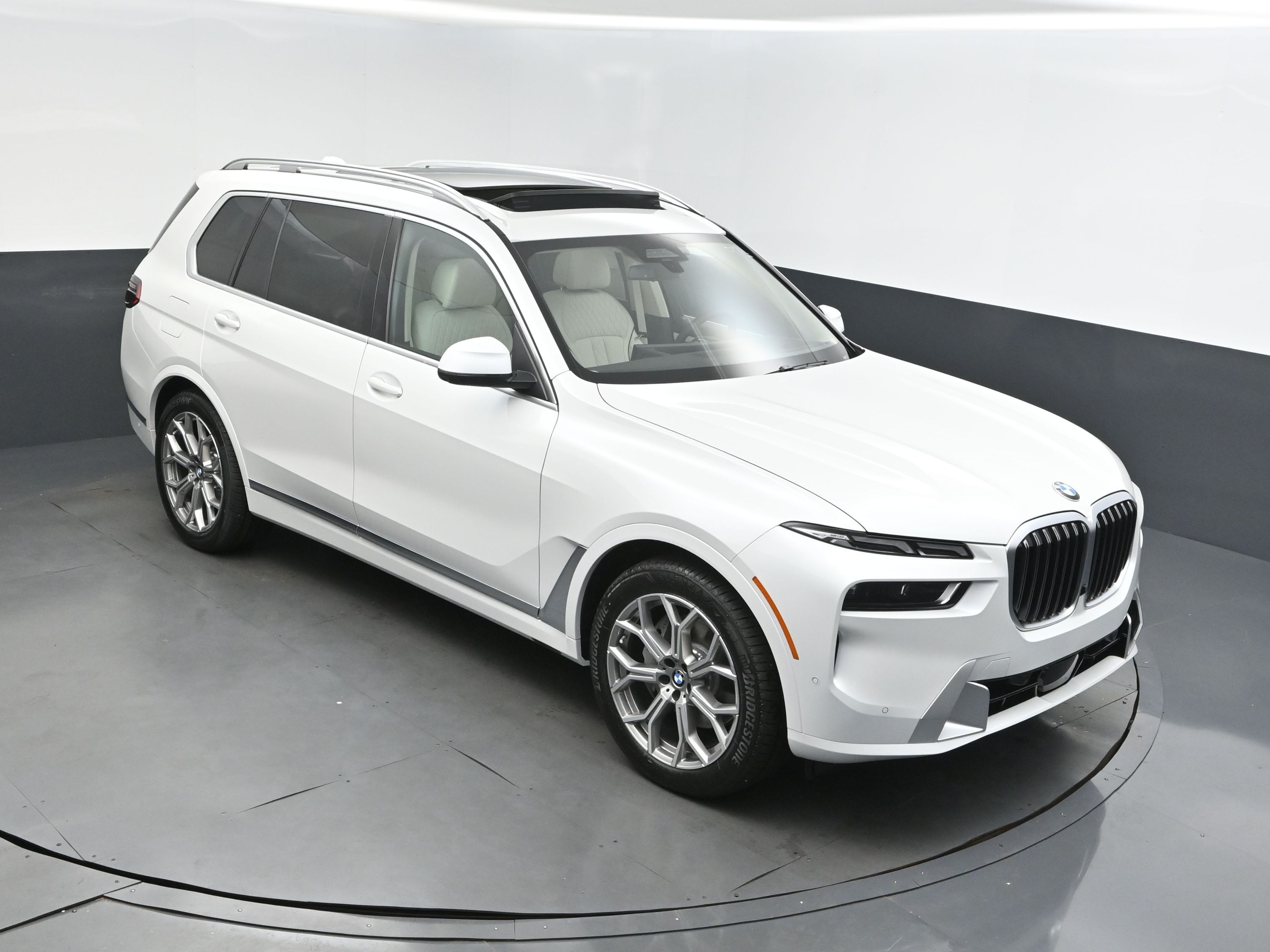2026 Mineral White Metallic BMW X7 xDrive40i AWD SUV