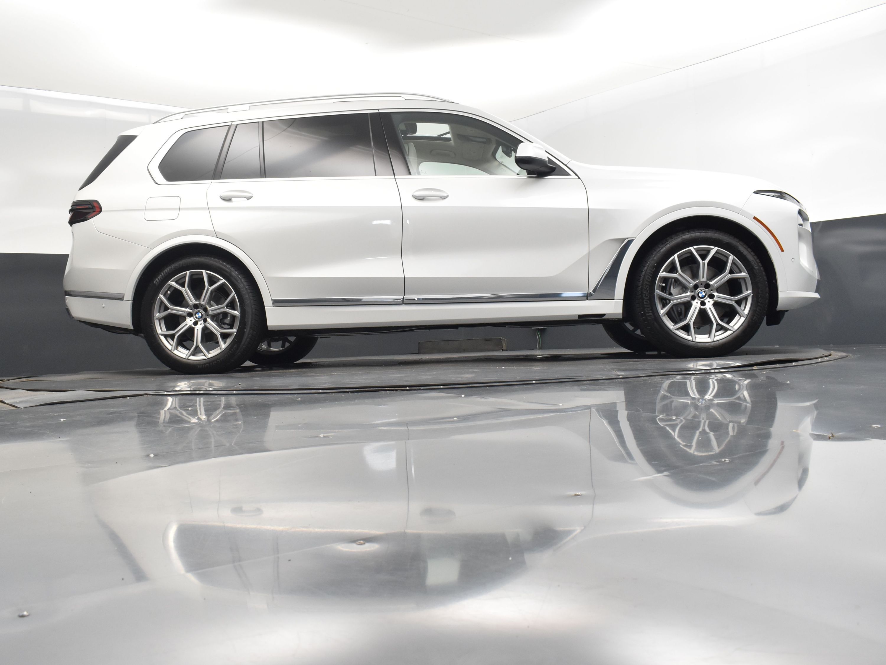 2026 Mineral White Metallic BMW X7 xDrive40i AWD SUV