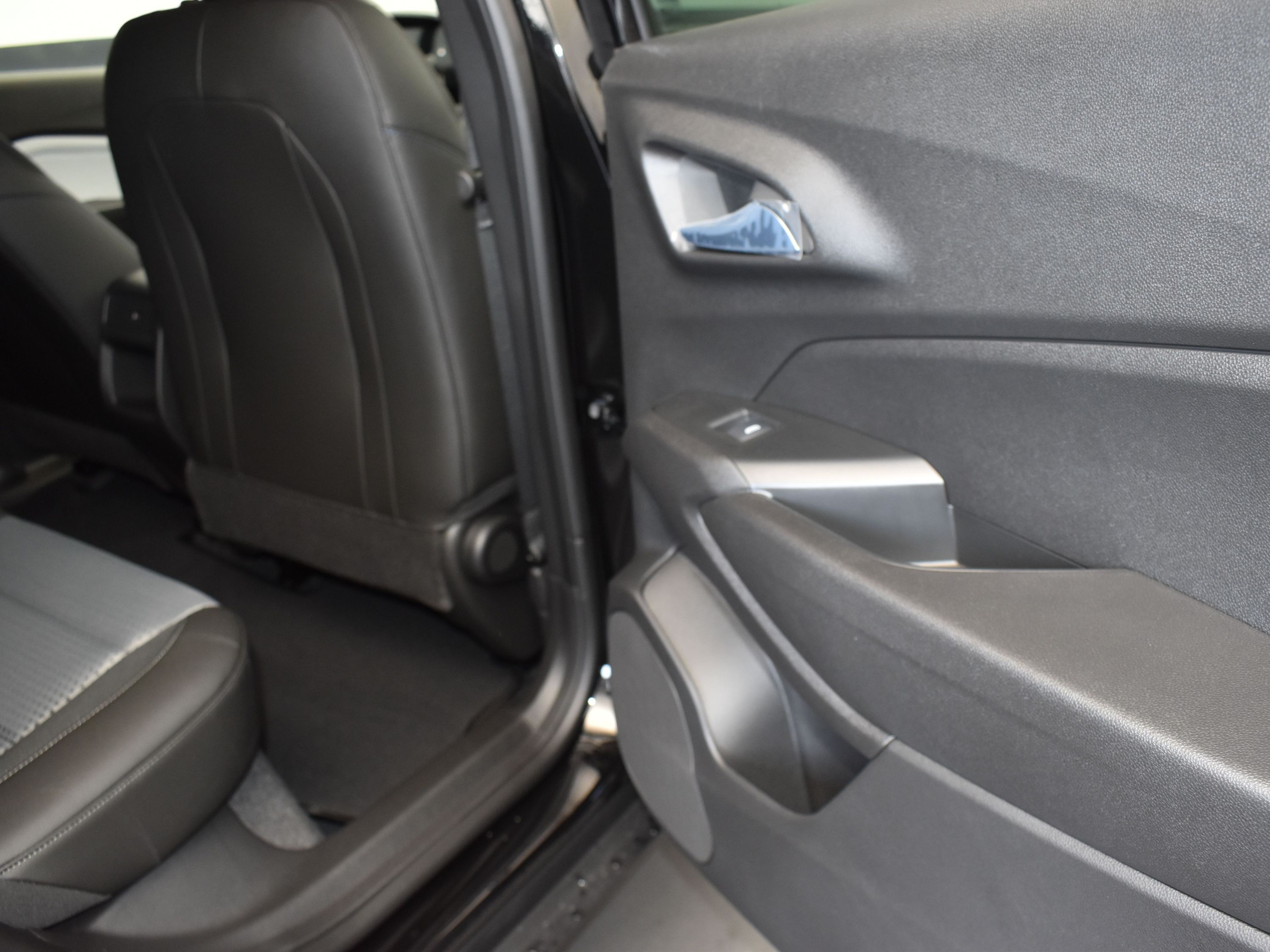 2025 Mosaic Black Metallic Chevrolet Trax LT FWD SUV