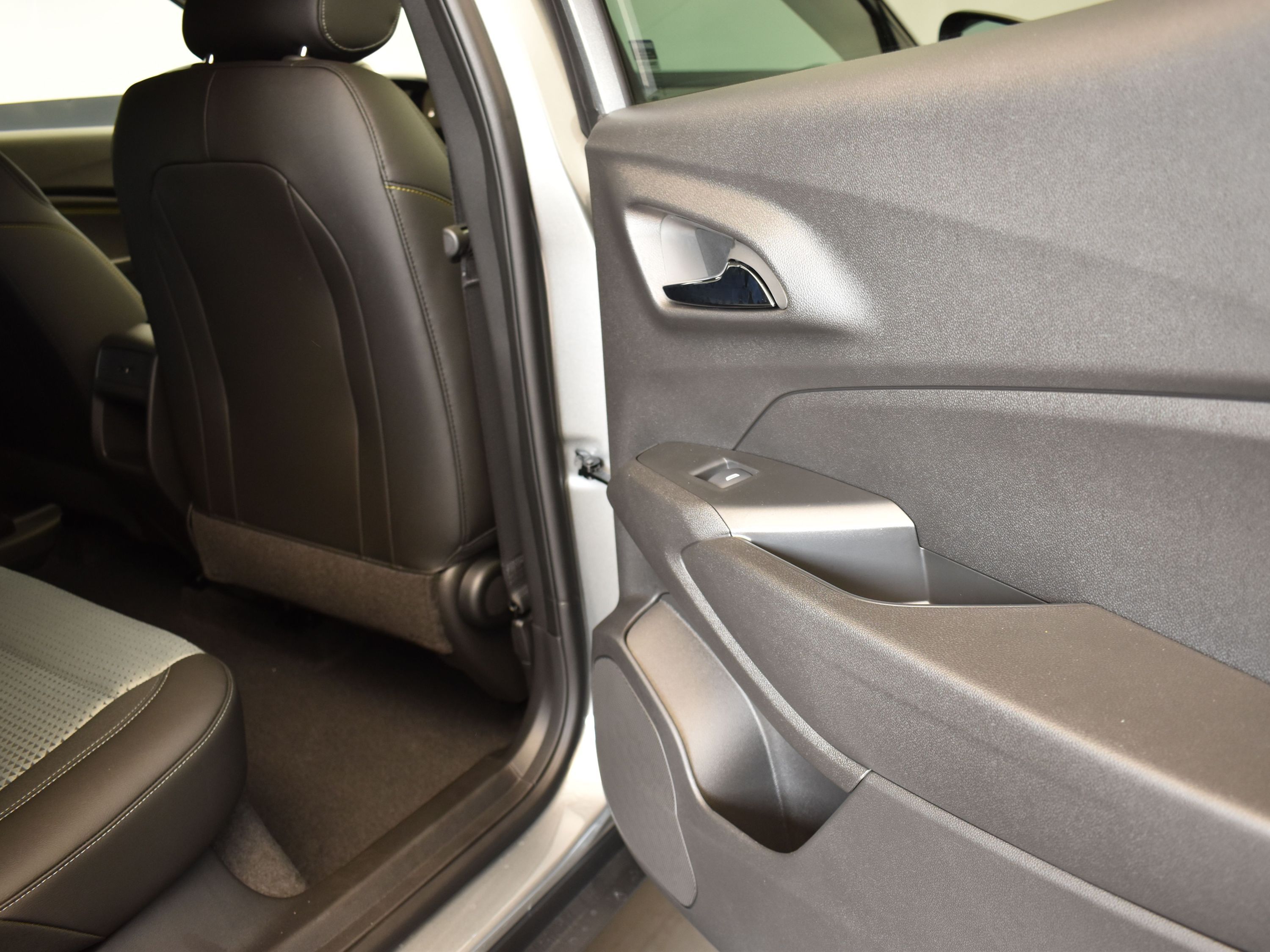 2025 Sterling Gray Metallic Chevrolet Trax LT FWD SUV