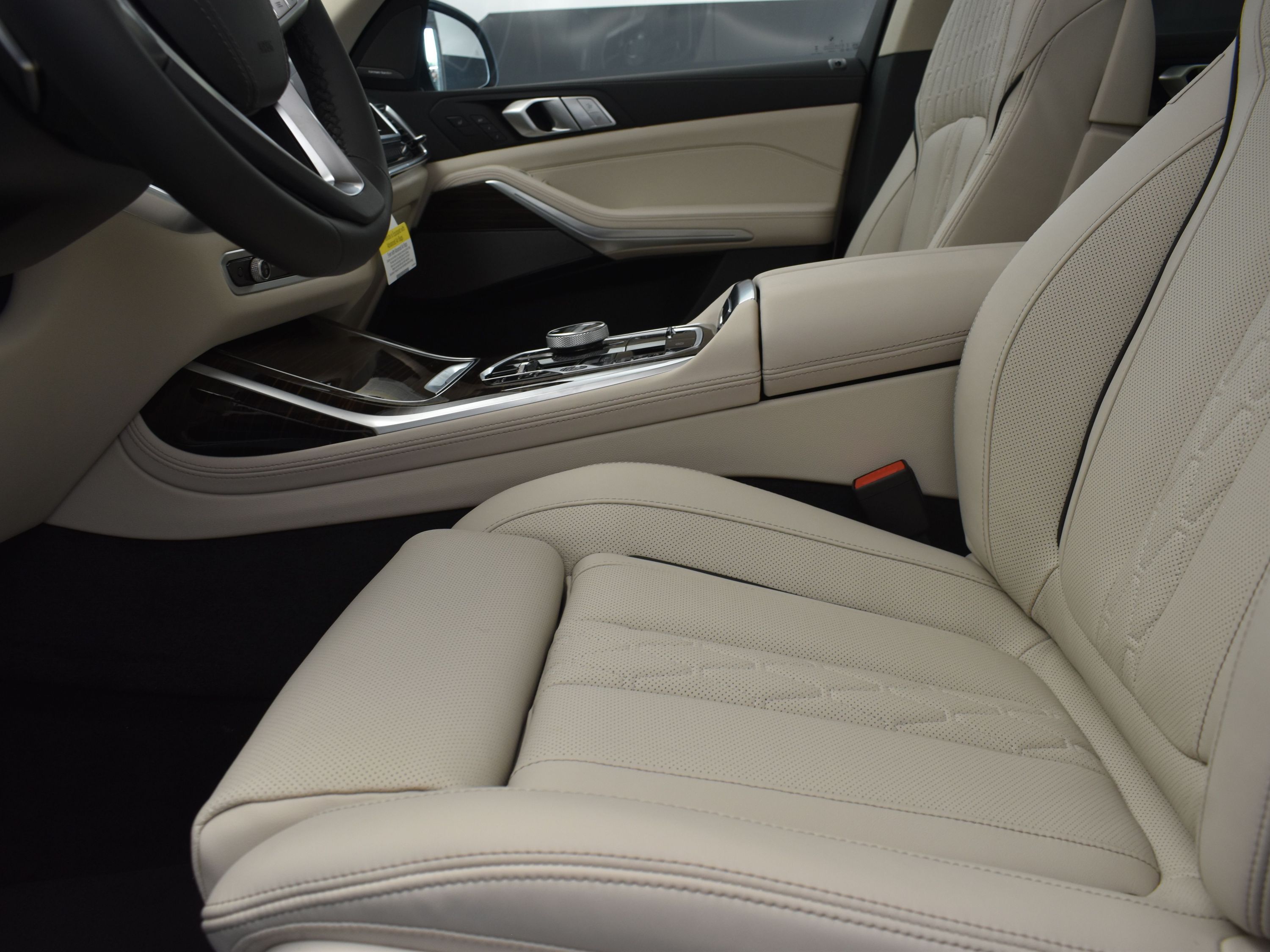 2026 Mineral White Metallic BMW X7 xDrive40i AWD SUV