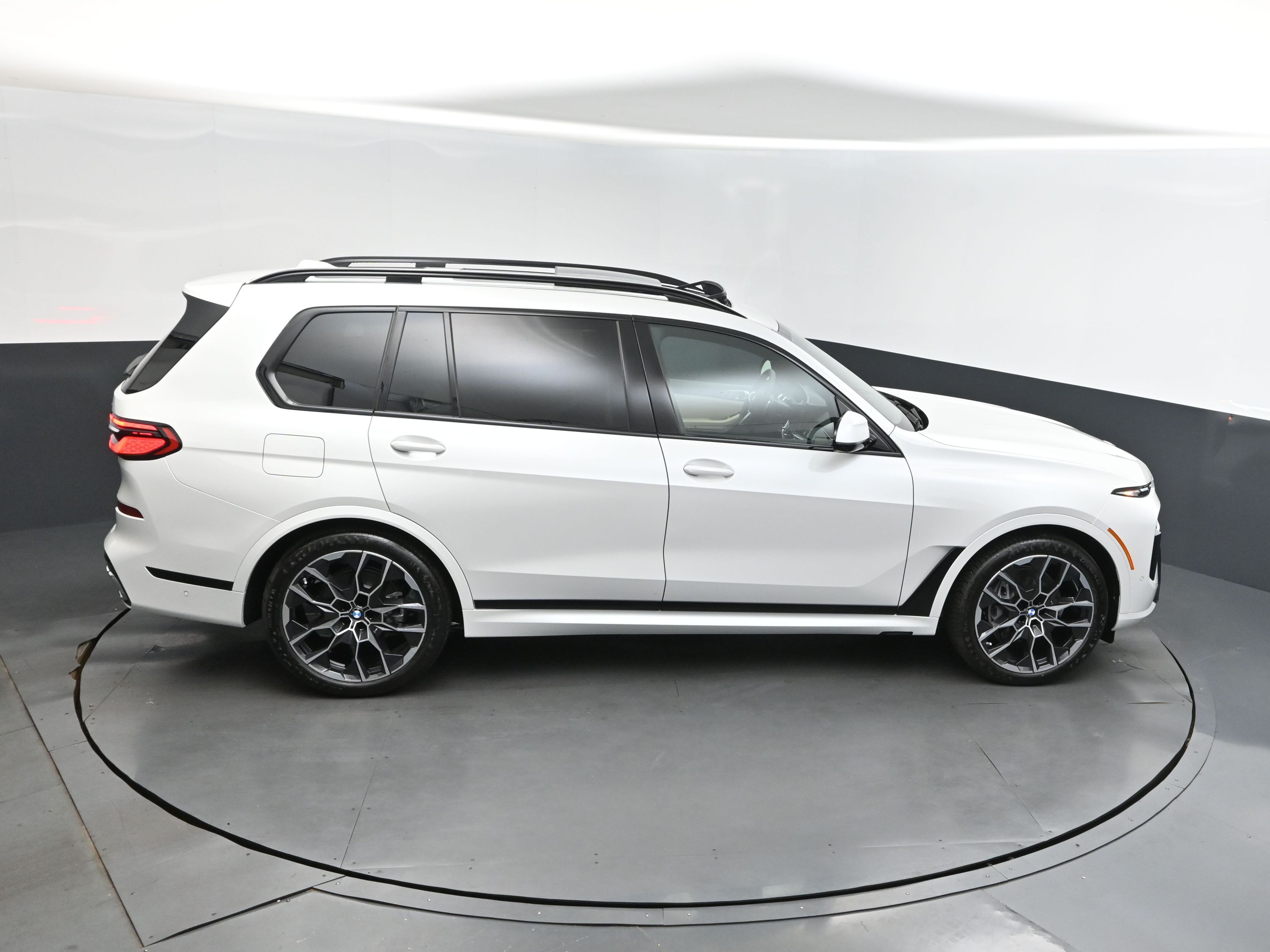 2026 Mineral White Metallic BMW X7 xDrive40i AWD SUV