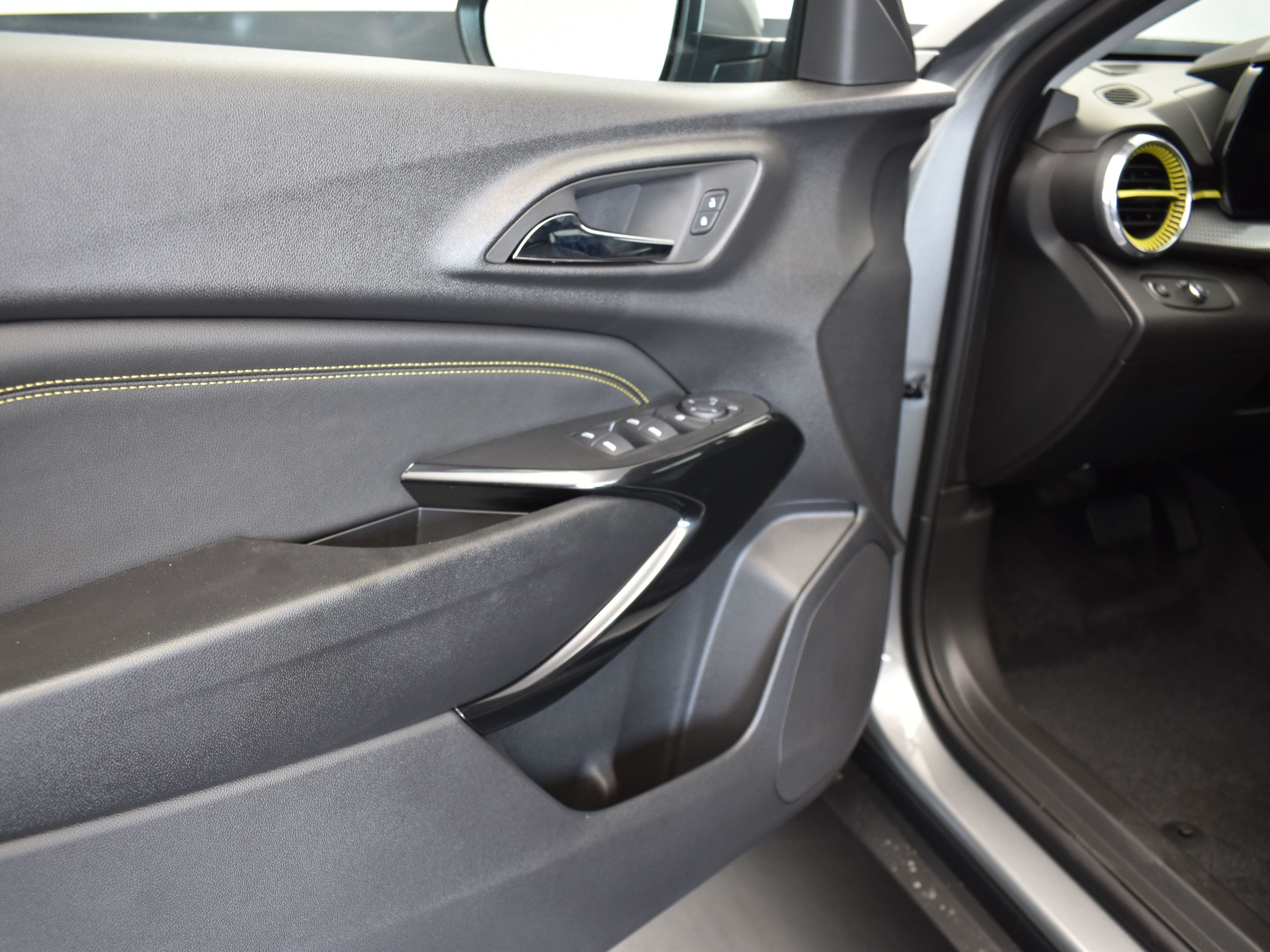 2025 Sterling Gray Metallic Chevrolet Trax LT FWD SUV