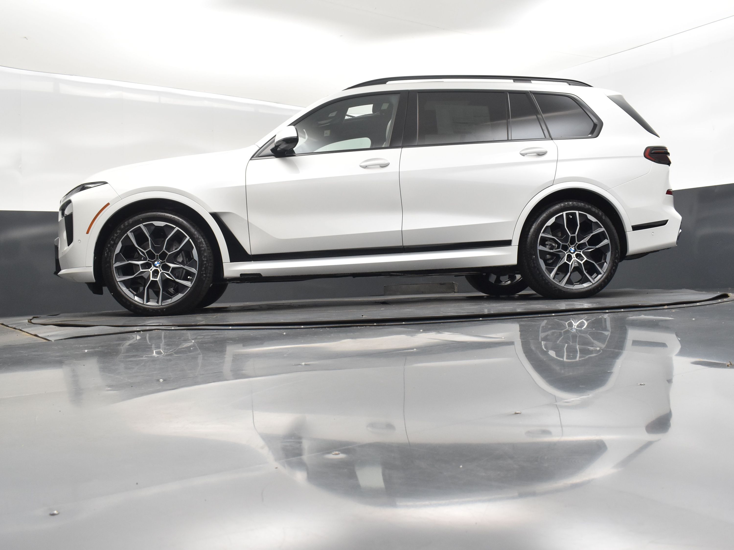 2026 Mineral White Metallic BMW X7 xDrive40i AWD SUV