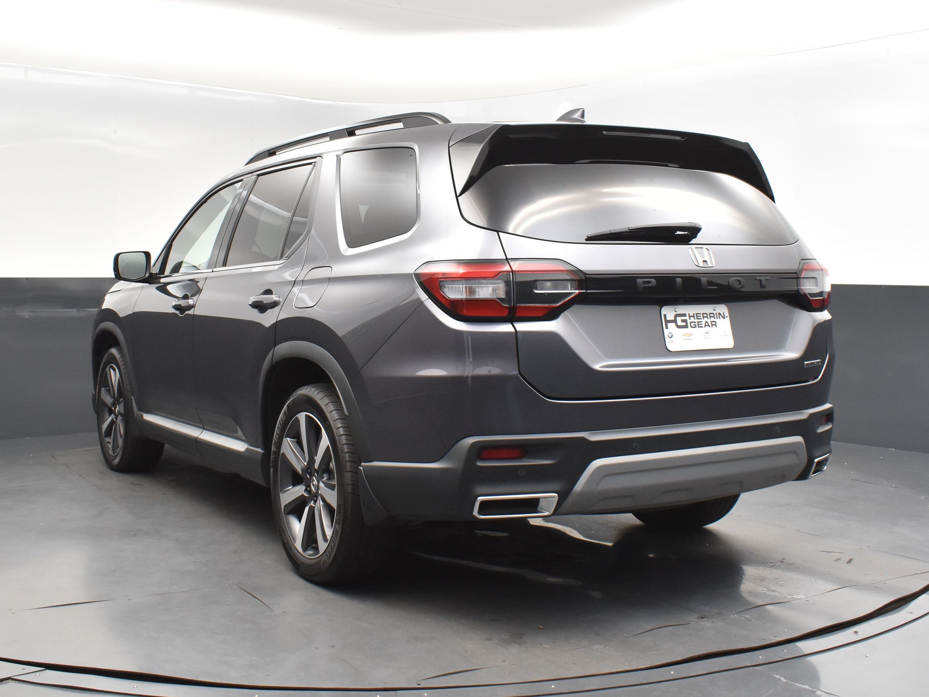 2025 Sonic Gray Pearl Honda Pilot Touring FWD SUV