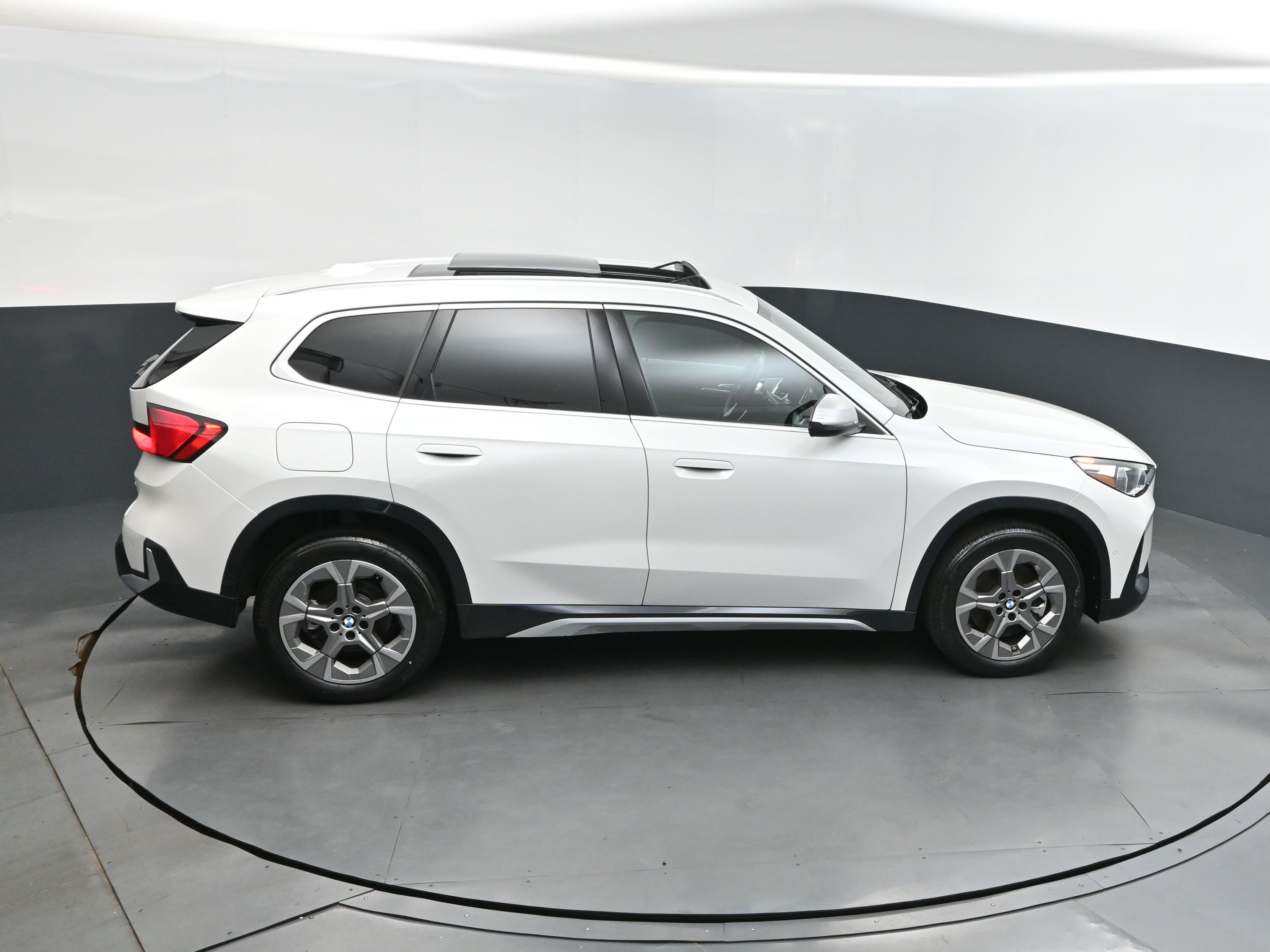 2023 Mineral White Metallic BMW X1 xDrive28i AWD SUV