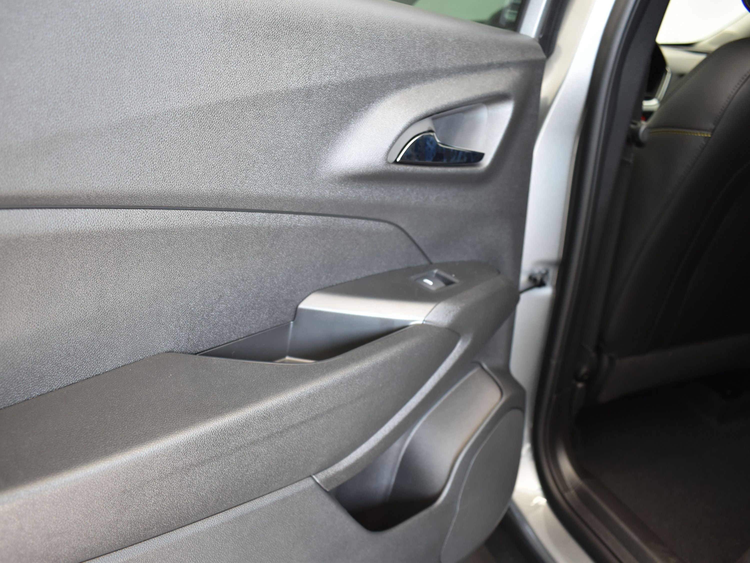 2025 Sterling Gray Metallic Chevrolet Trax LT FWD SUV