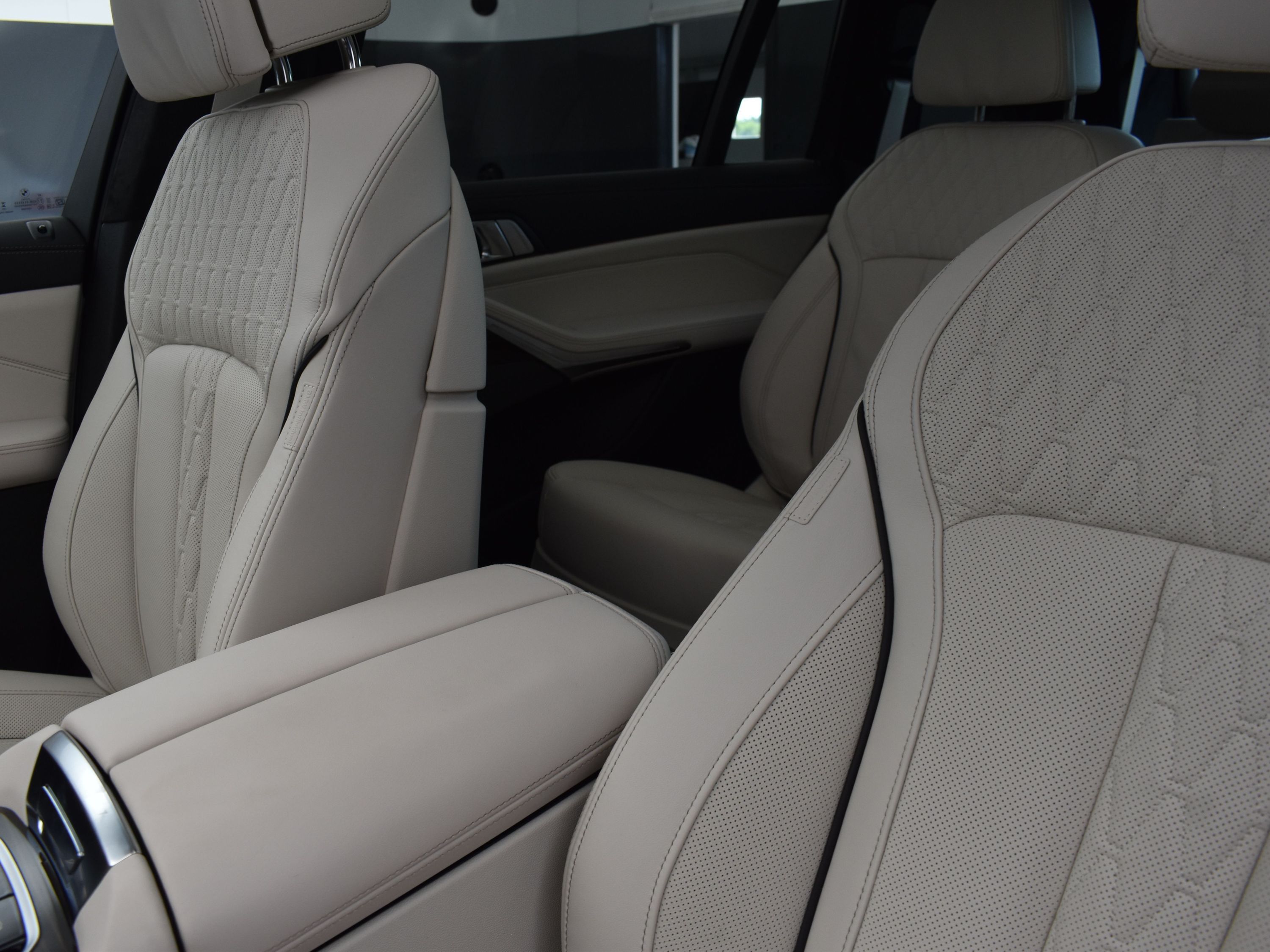 2026 Mineral White Metallic BMW X7 xDrive40i AWD SUV