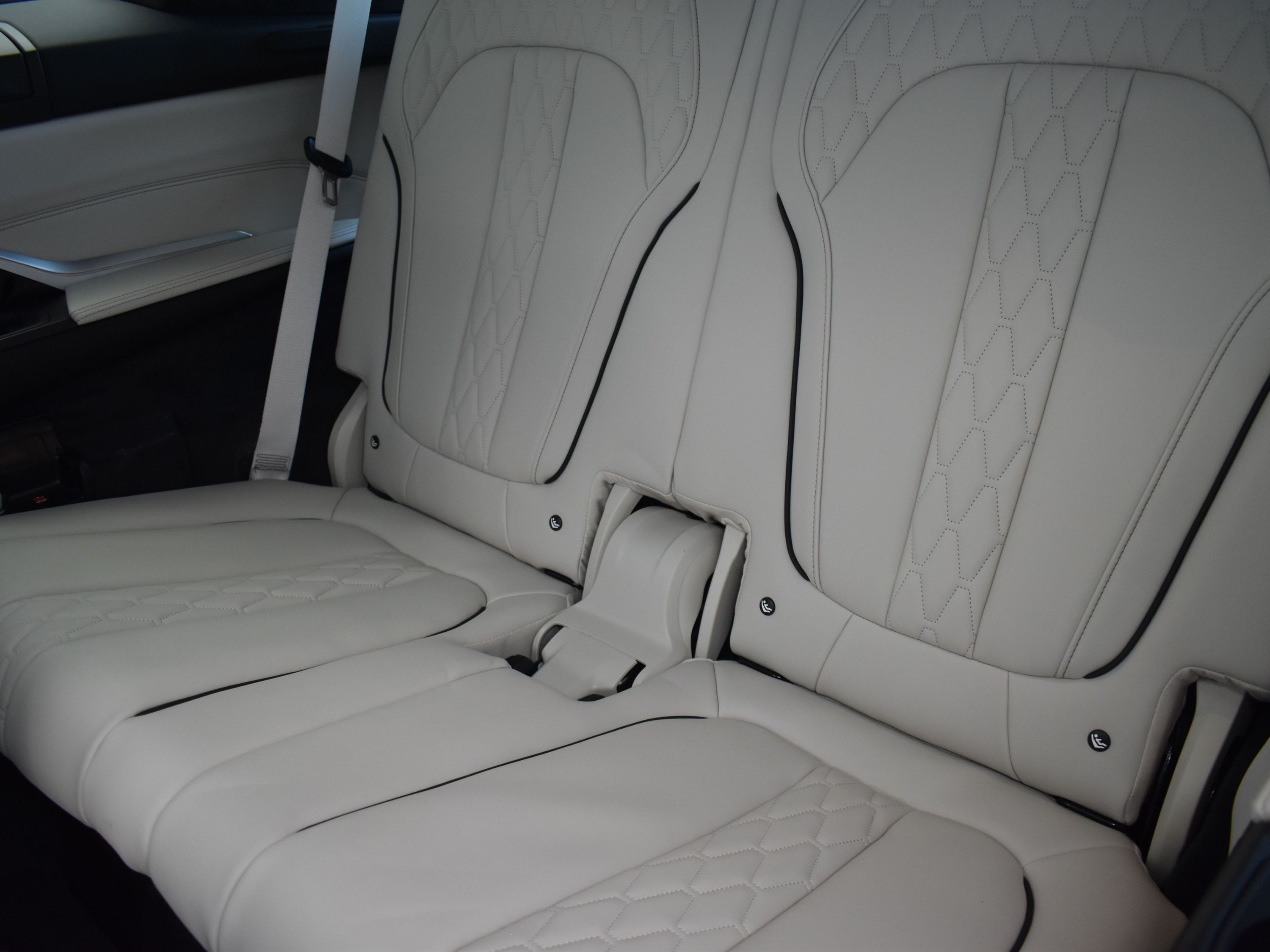 2026 Mineral White Metallic BMW X7 xDrive40i AWD SUV