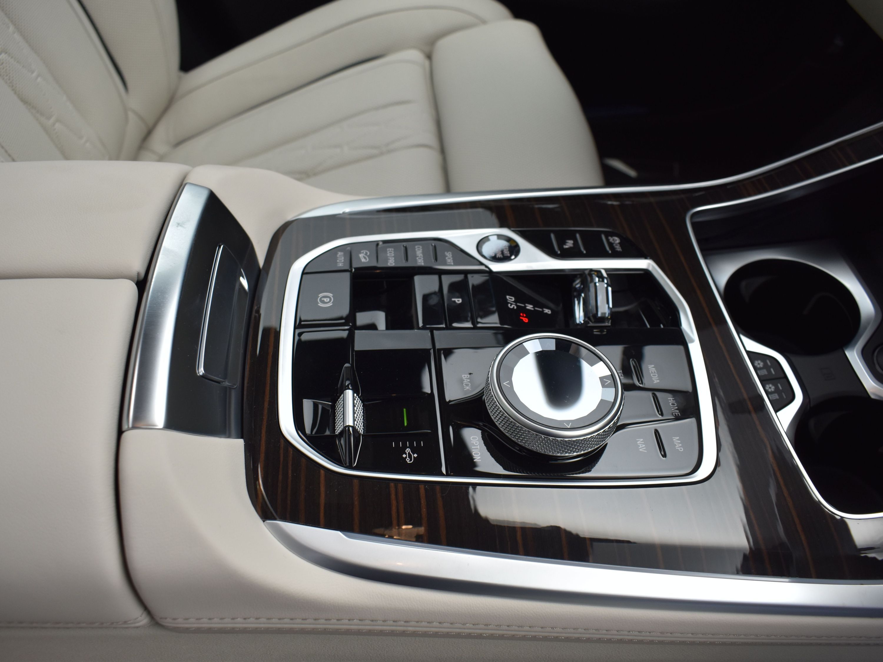2026 Mineral White Metallic BMW X7 xDrive40i AWD SUV