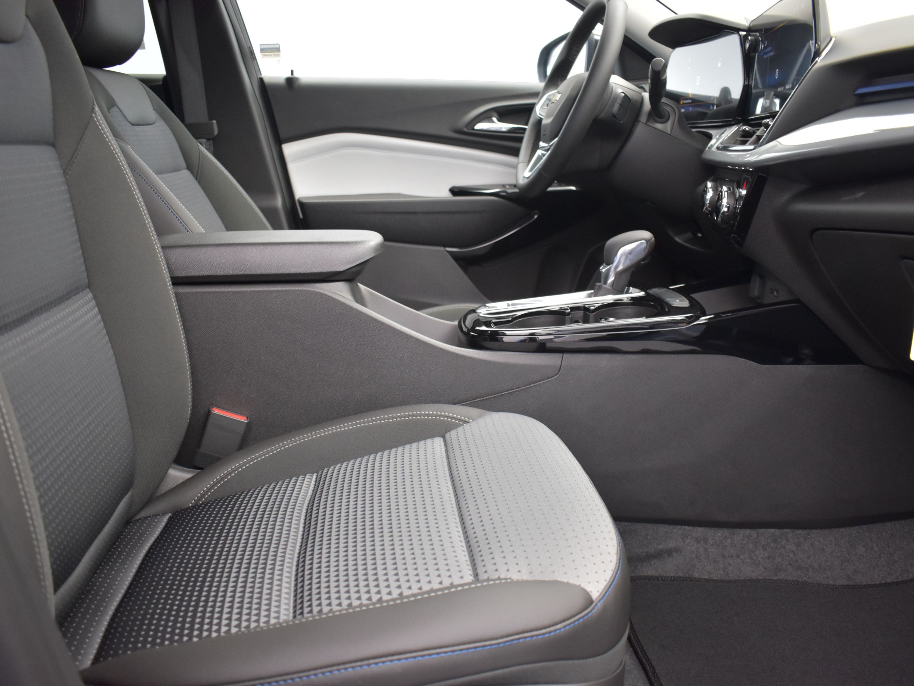 2025 Mosaic Black Metallic Chevrolet Trax LT FWD SUV