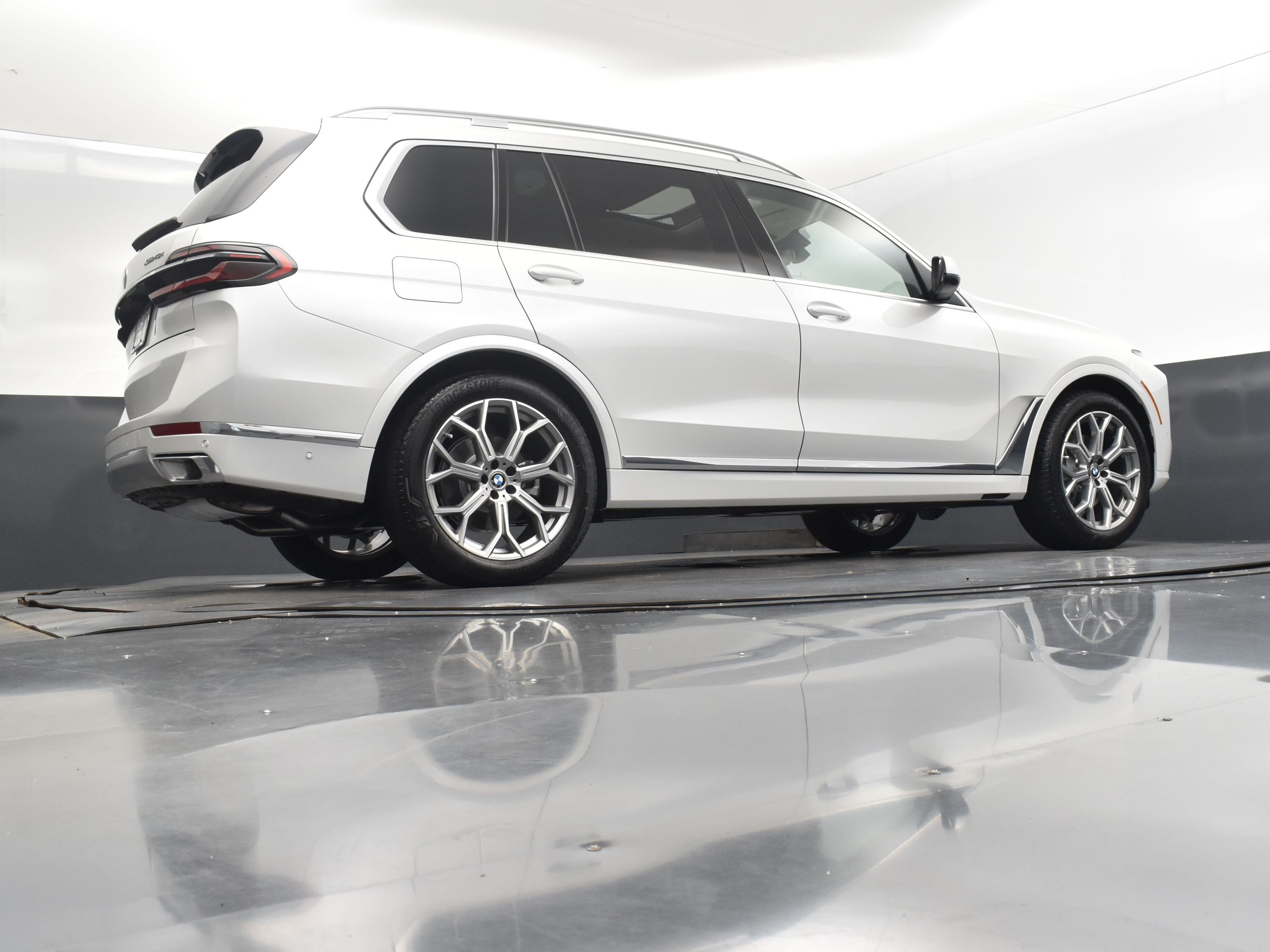 2026 Mineral White Metallic BMW X7 xDrive40i AWD SUV