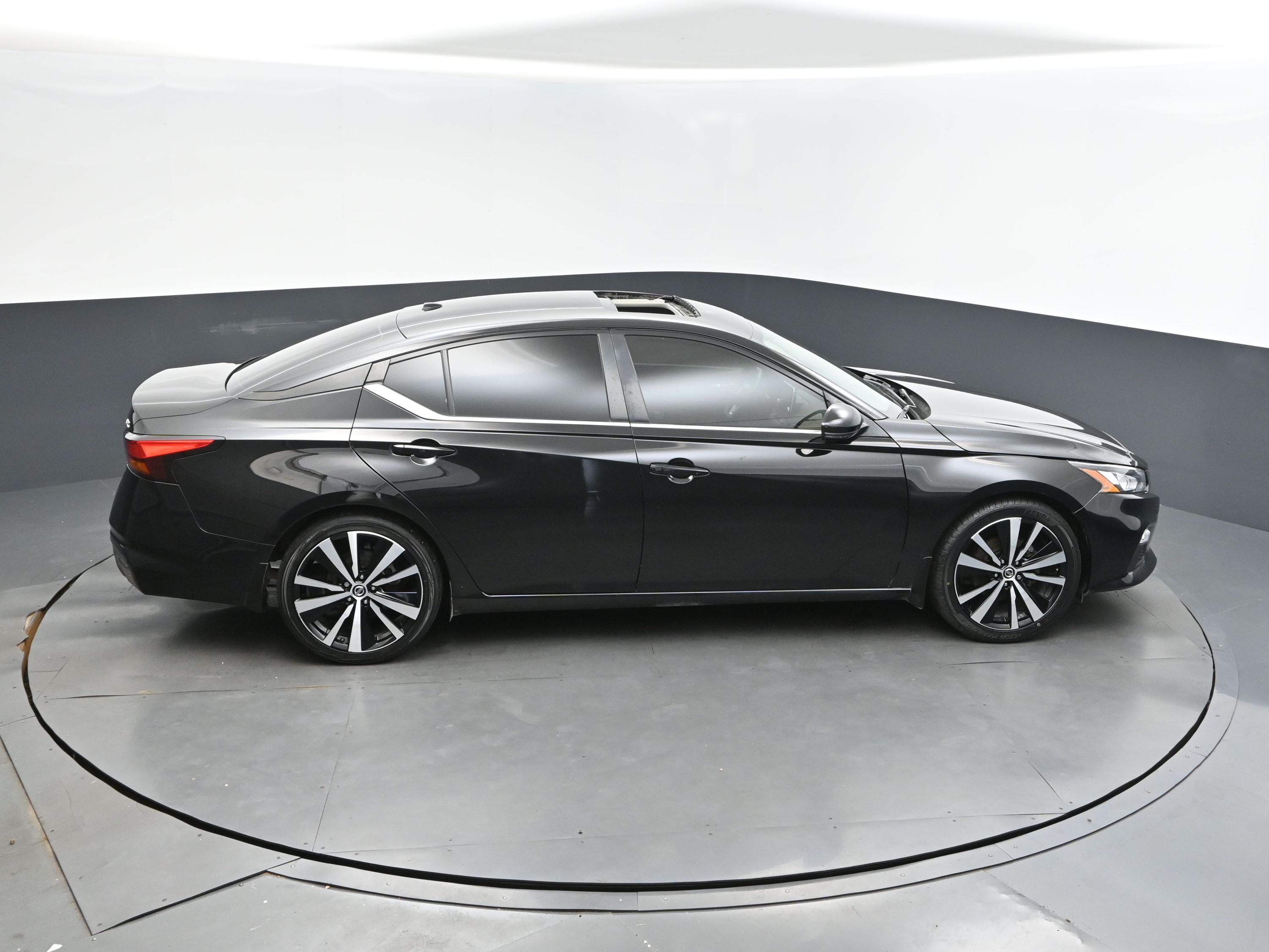 2022 Super Black Nissan Altima 2.0 SR FWD Sedan
