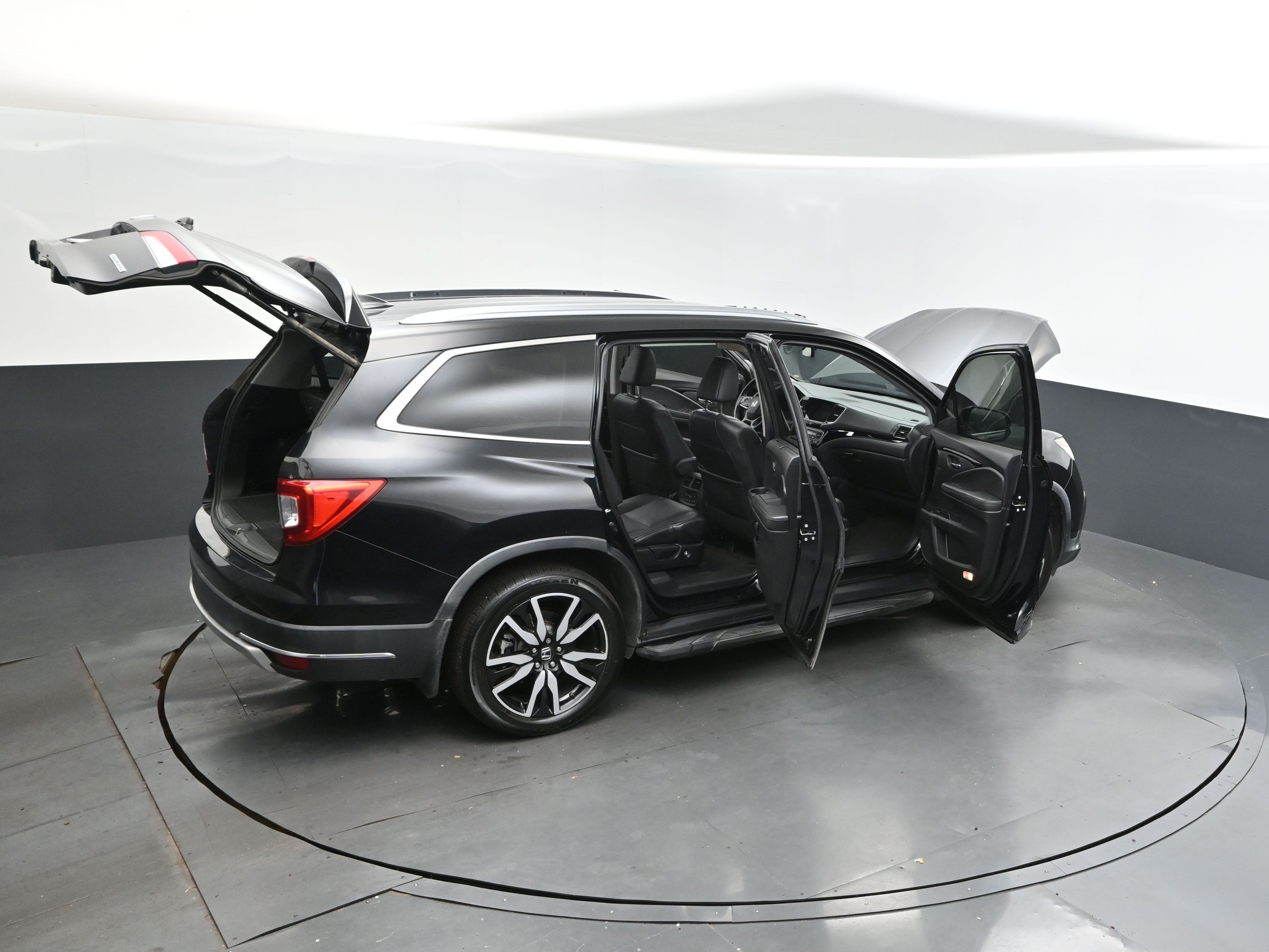 2019 Black Honda Pilot Touring FWD SUV