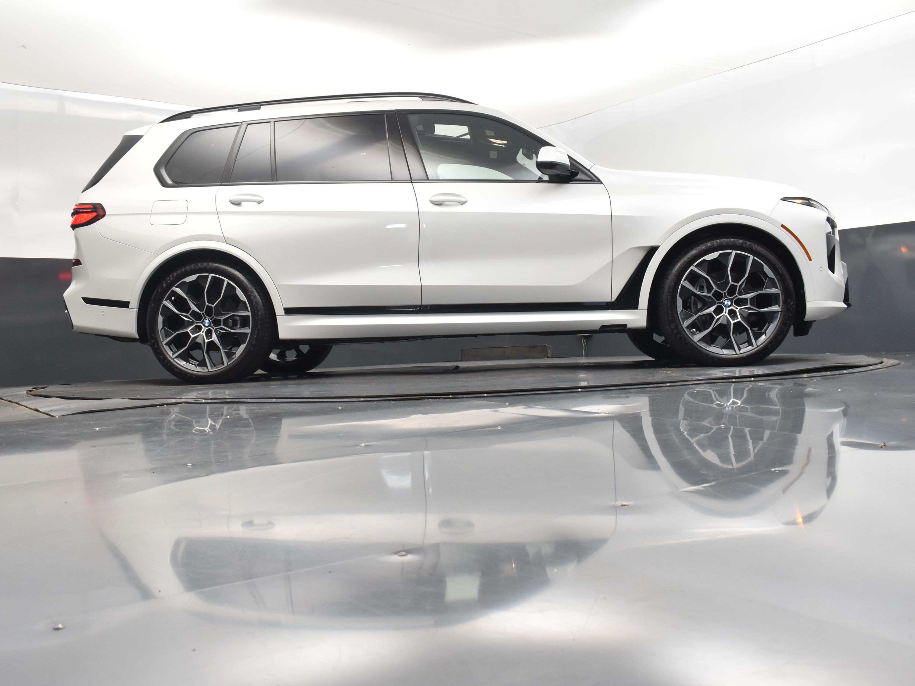 2026 Mineral White Metallic BMW X7 xDrive40i AWD SUV