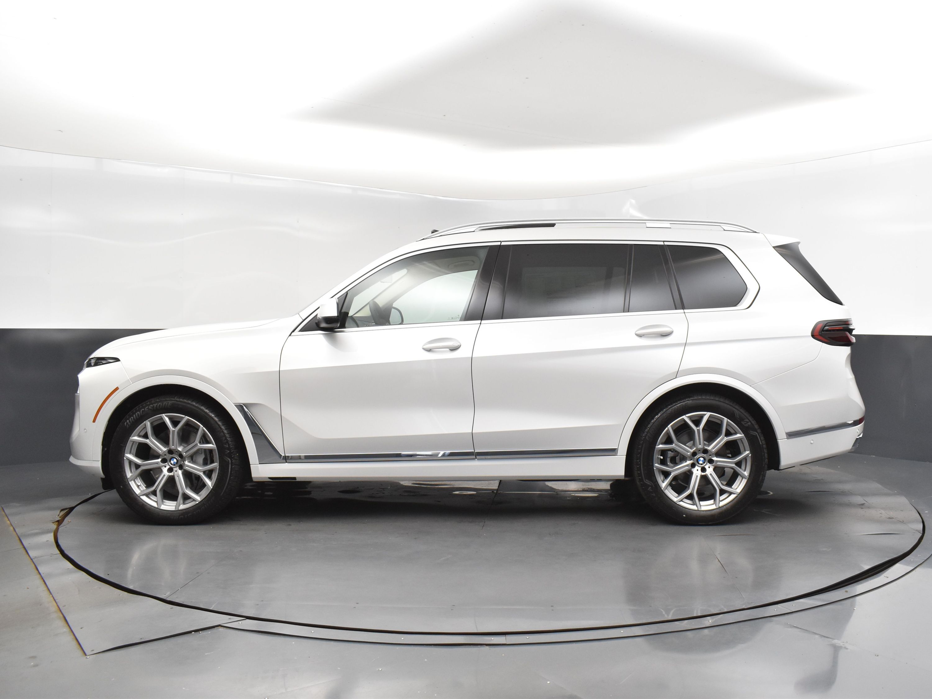 2026 Mineral White Metallic BMW X7 xDrive40i AWD SUV