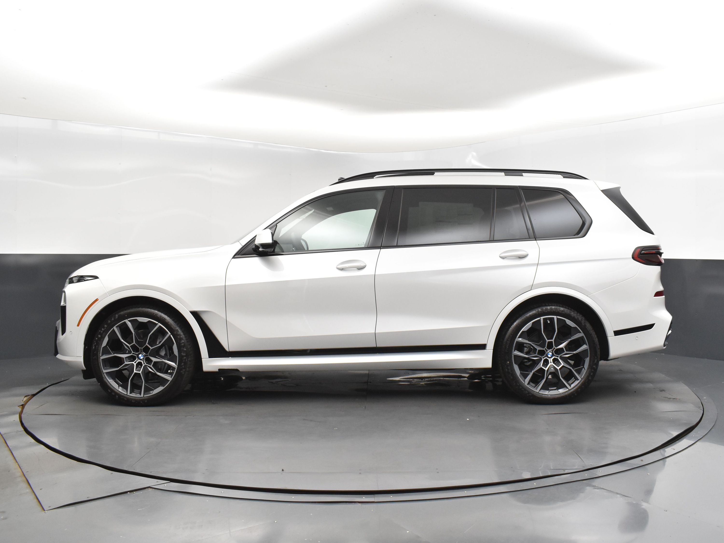 2026 Mineral White Metallic BMW X7 xDrive40i AWD SUV