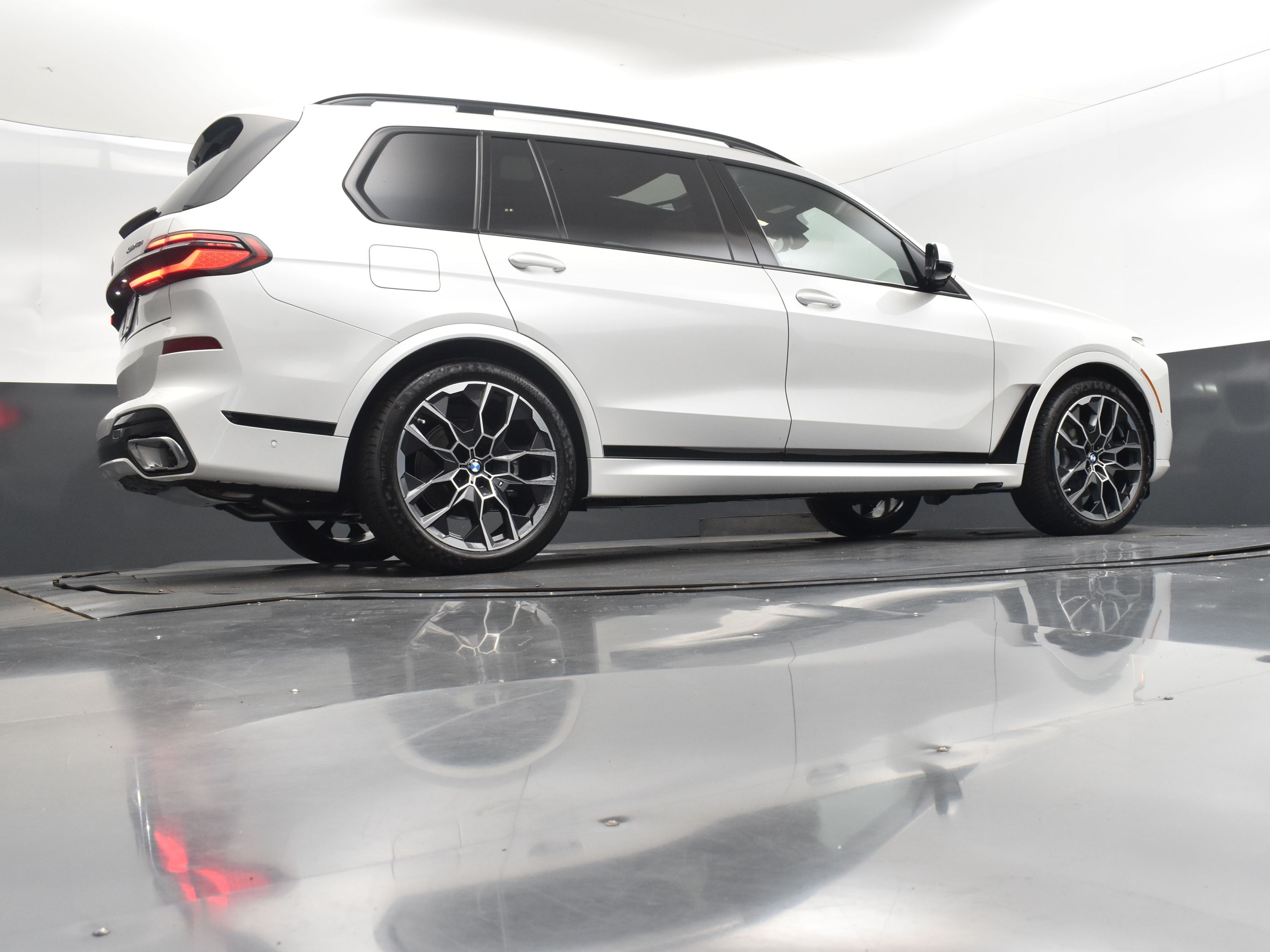 2026 Mineral White Metallic BMW X7 xDrive40i AWD SUV