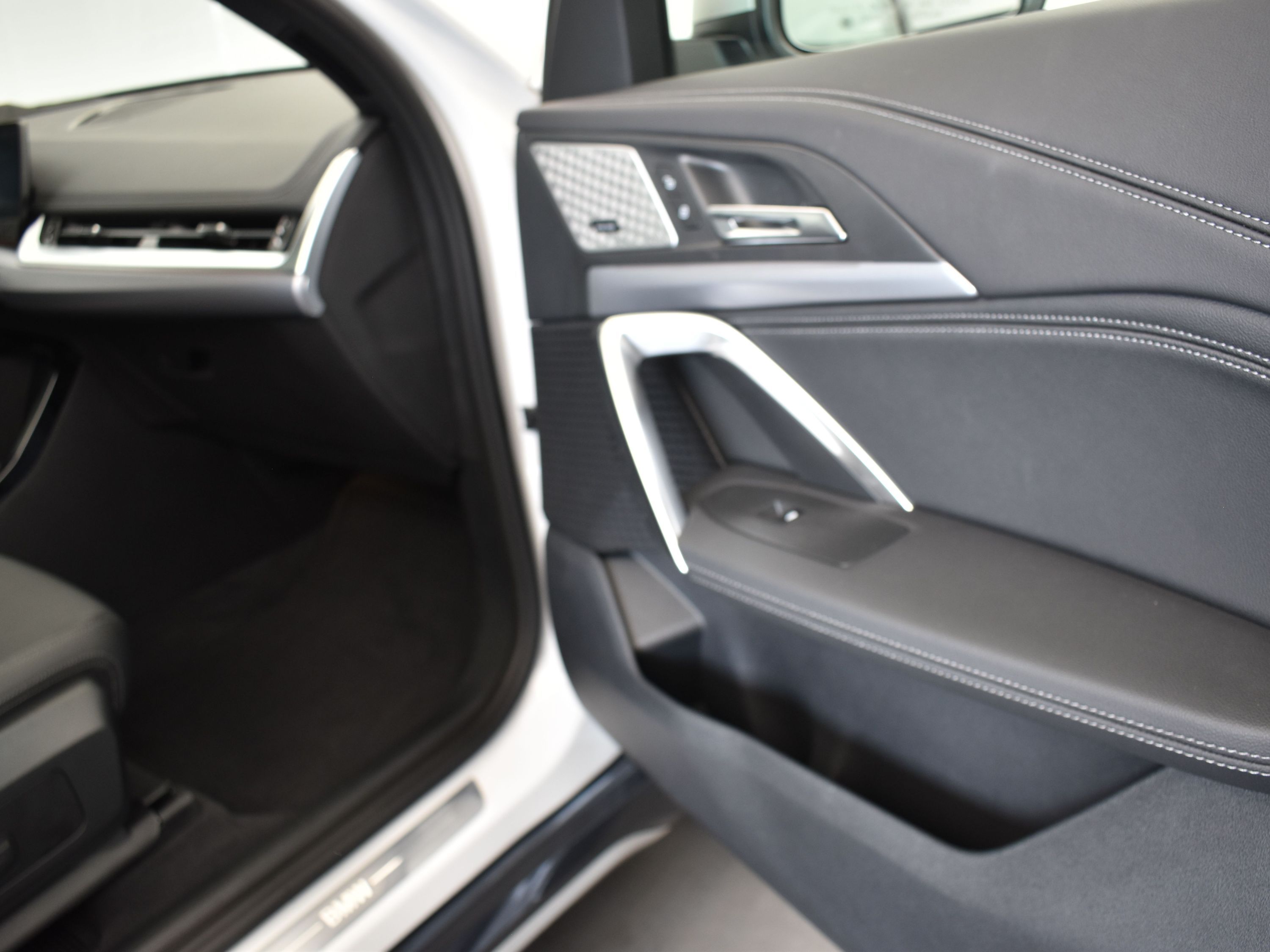 2023 Mineral White Metallic BMW X1 xDrive28i AWD SUV