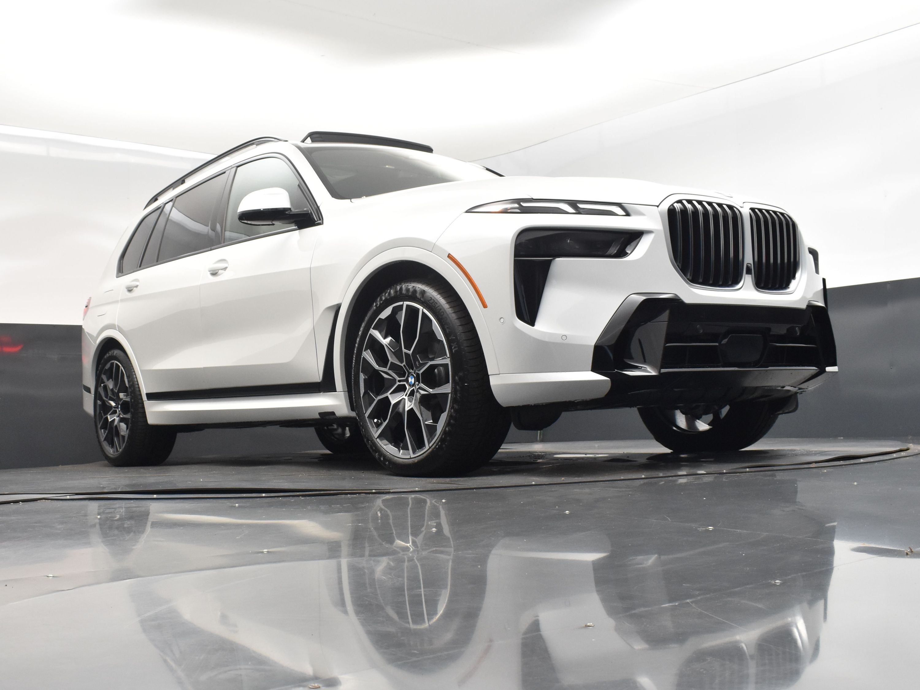 2026 Mineral White Metallic BMW X7 xDrive40i AWD SUV