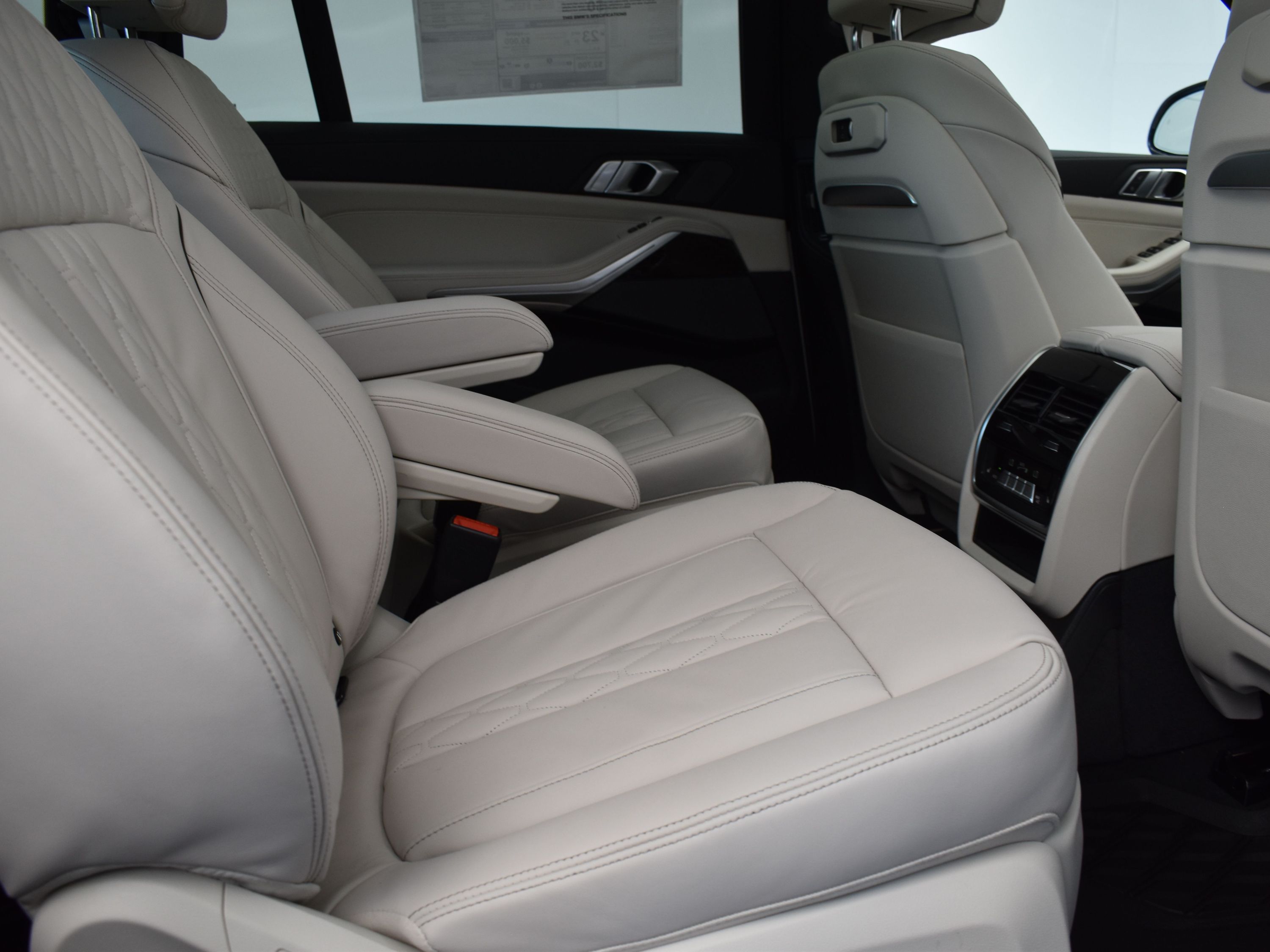 2026 Mineral White Metallic BMW X7 xDrive40i AWD SUV