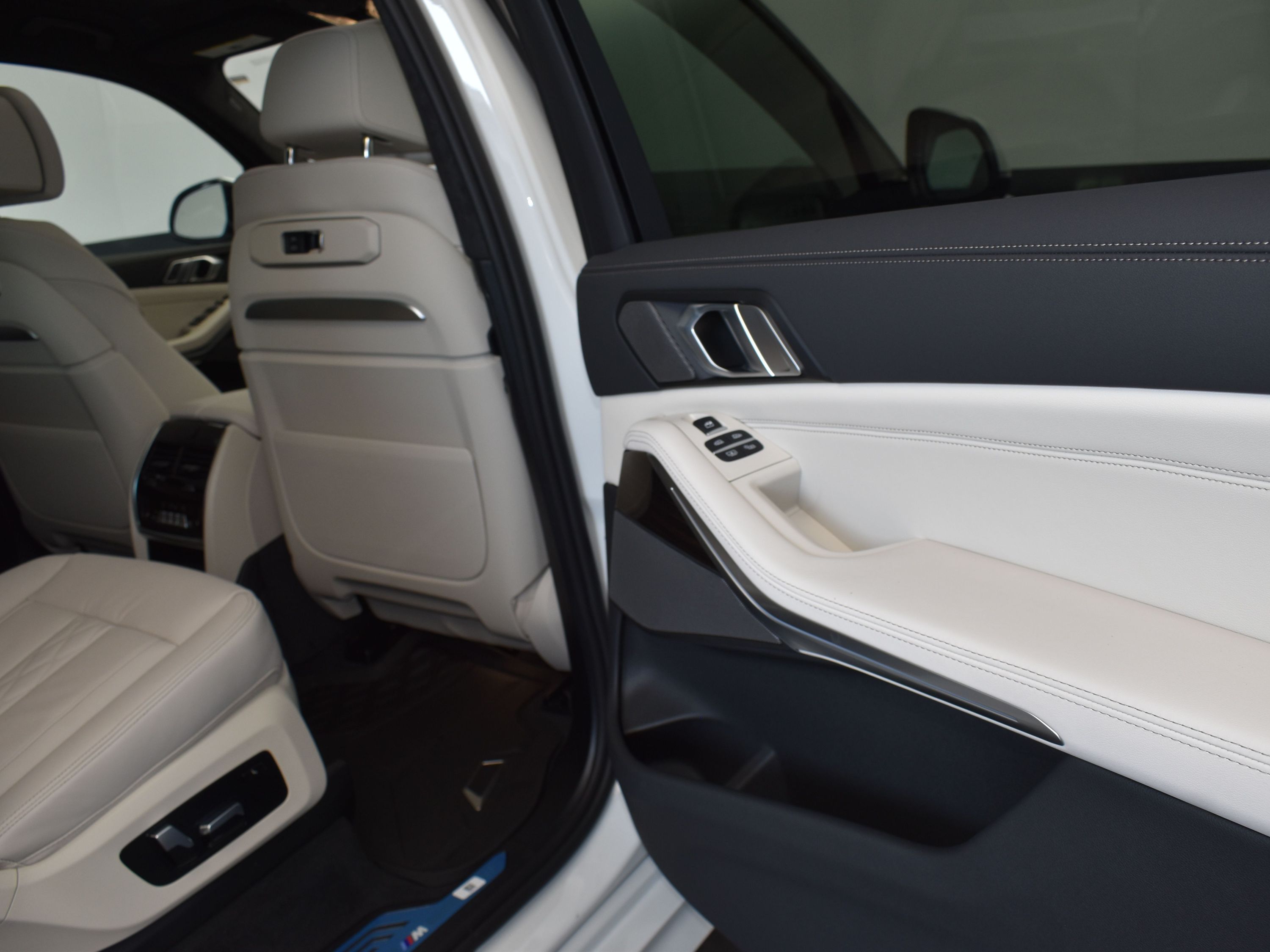 2026 Mineral White Metallic BMW X7 xDrive40i AWD SUV
