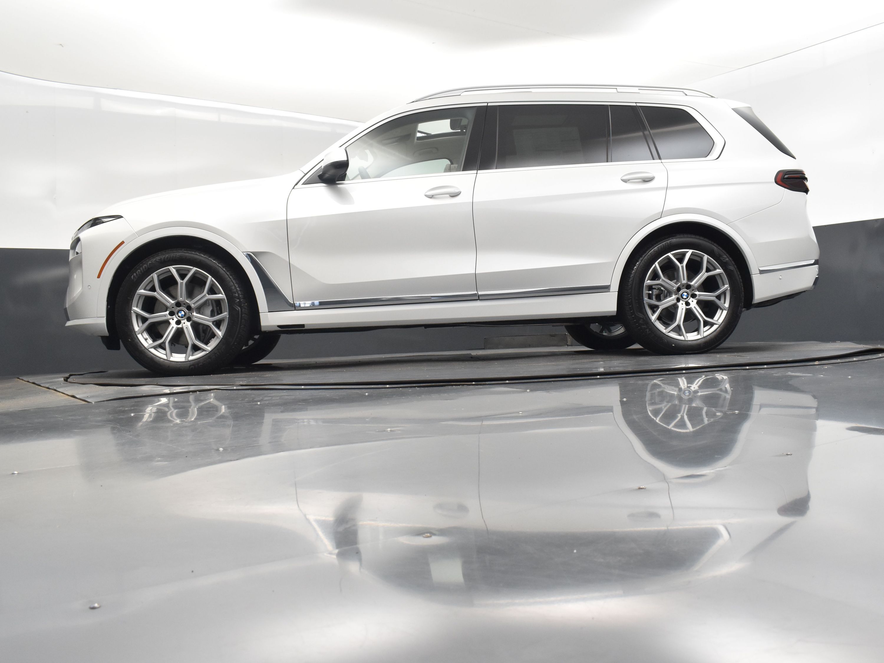 2026 Mineral White Metallic BMW X7 xDrive40i AWD SUV