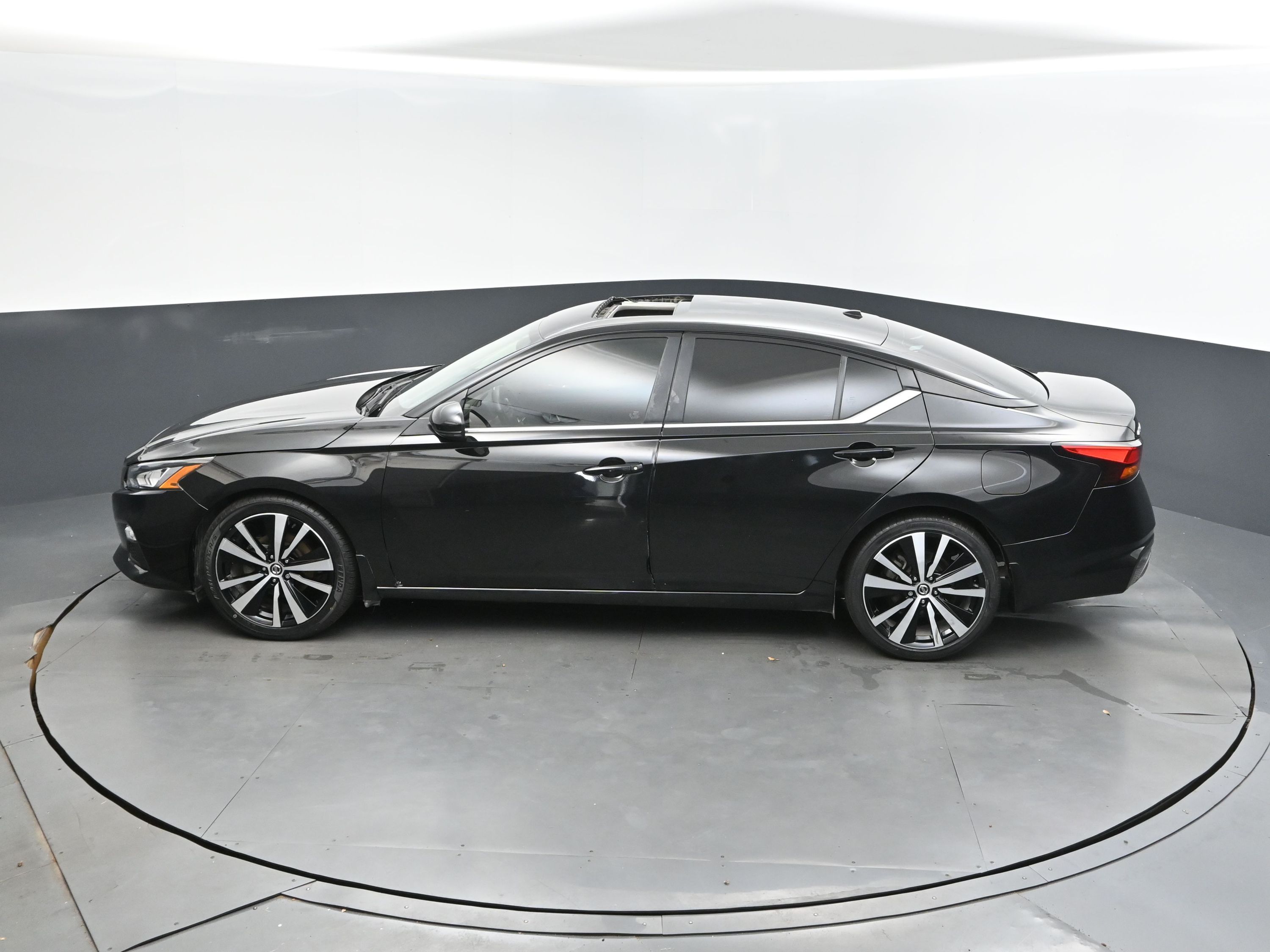 2022 Super Black Nissan Altima 2.0 SR FWD Sedan