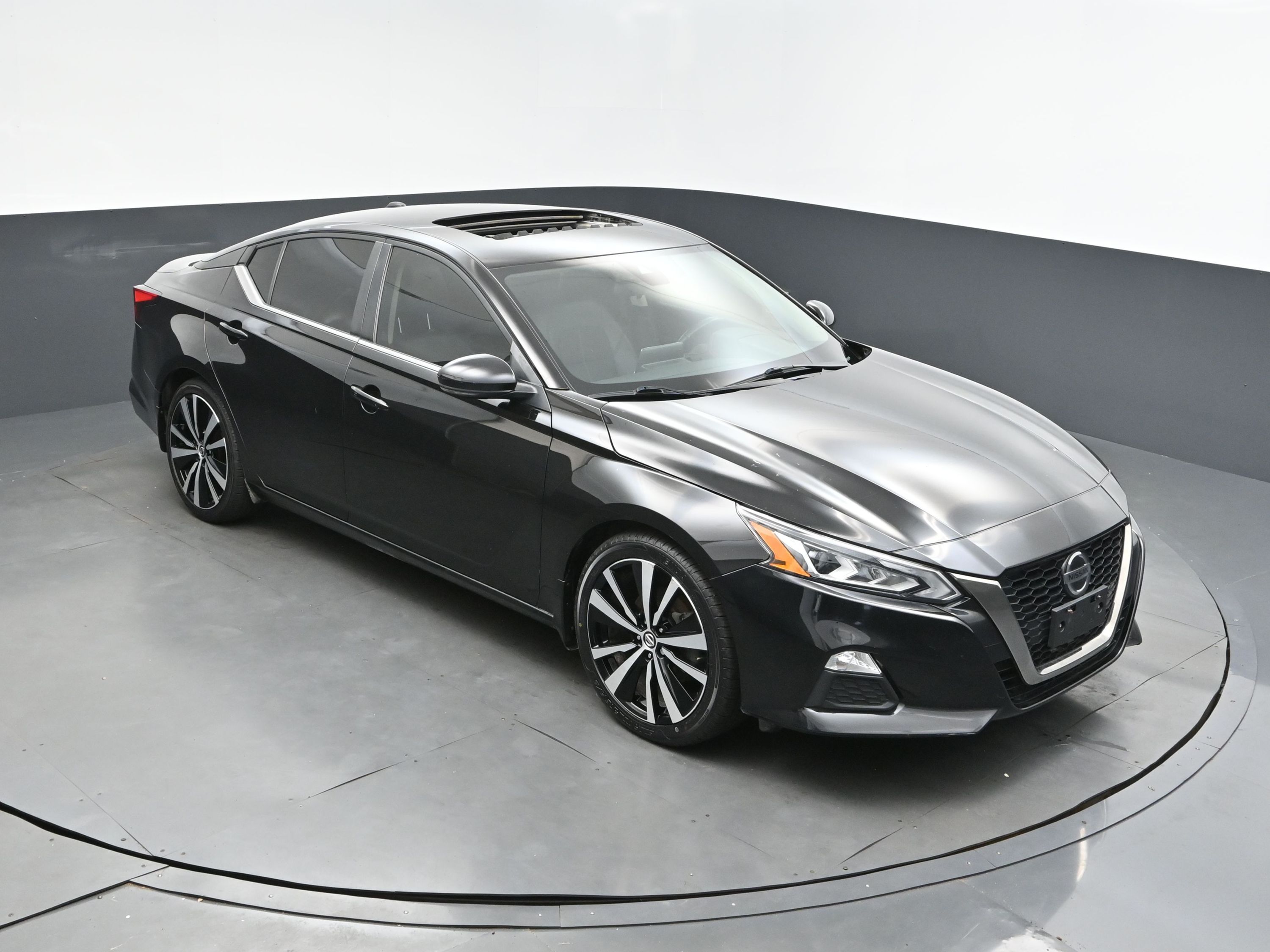 2022 Super Black Nissan Altima 2.0 SR FWD Sedan