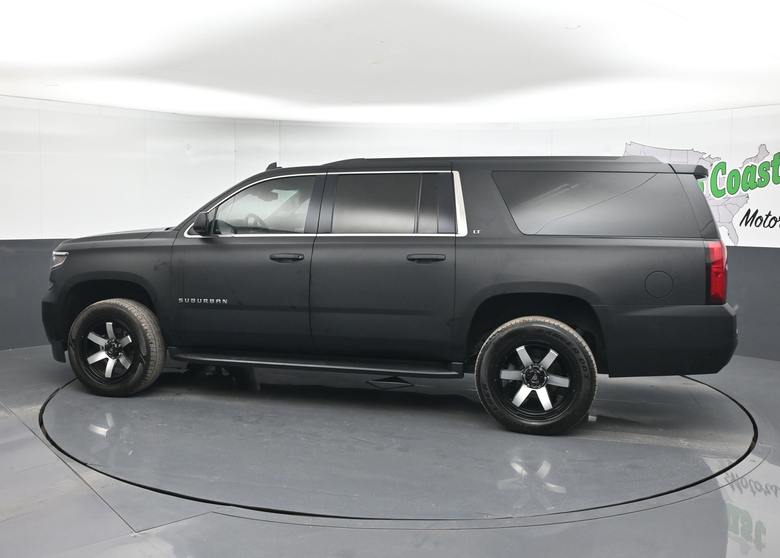 2019 Chevrolet Suburban LT photo 2