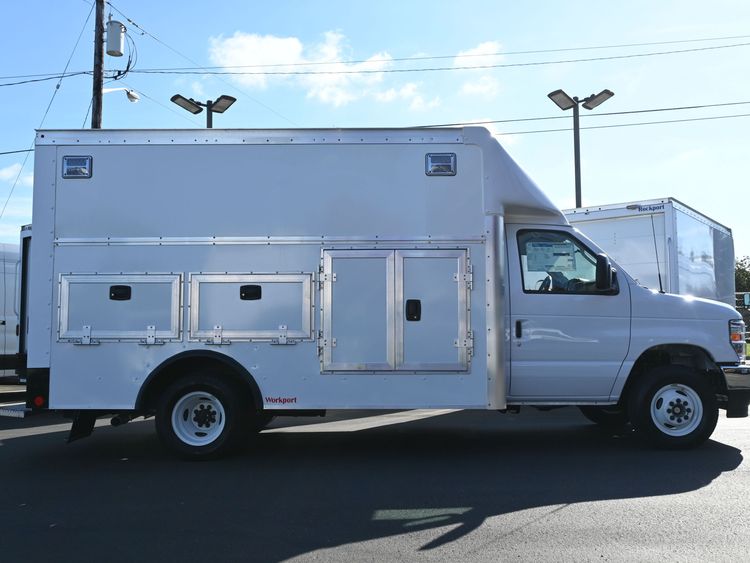 2025 Ford E-450 Cutaway 