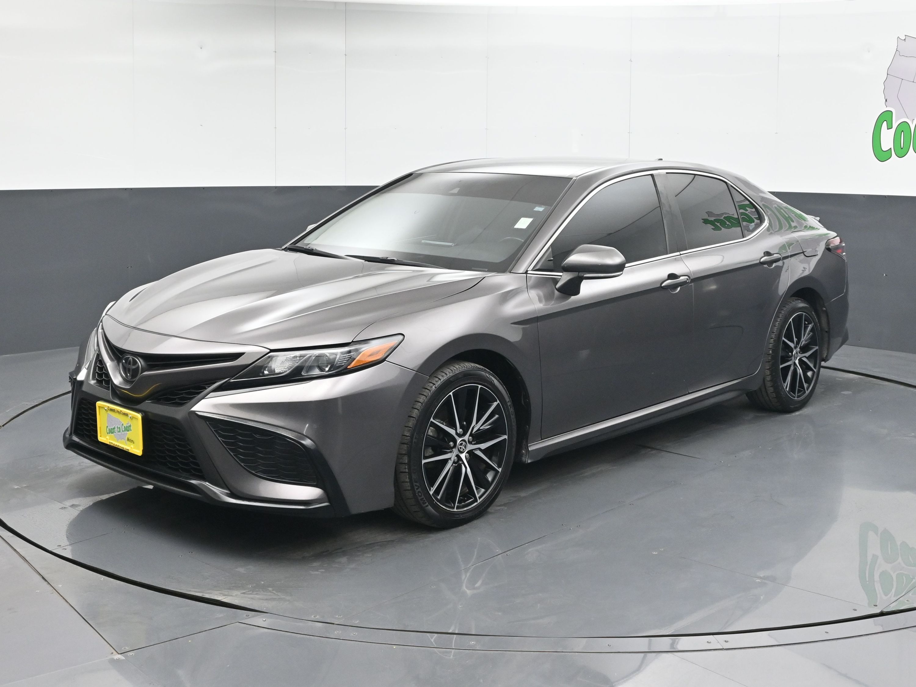 2022 Toyota Camry SE's photo
