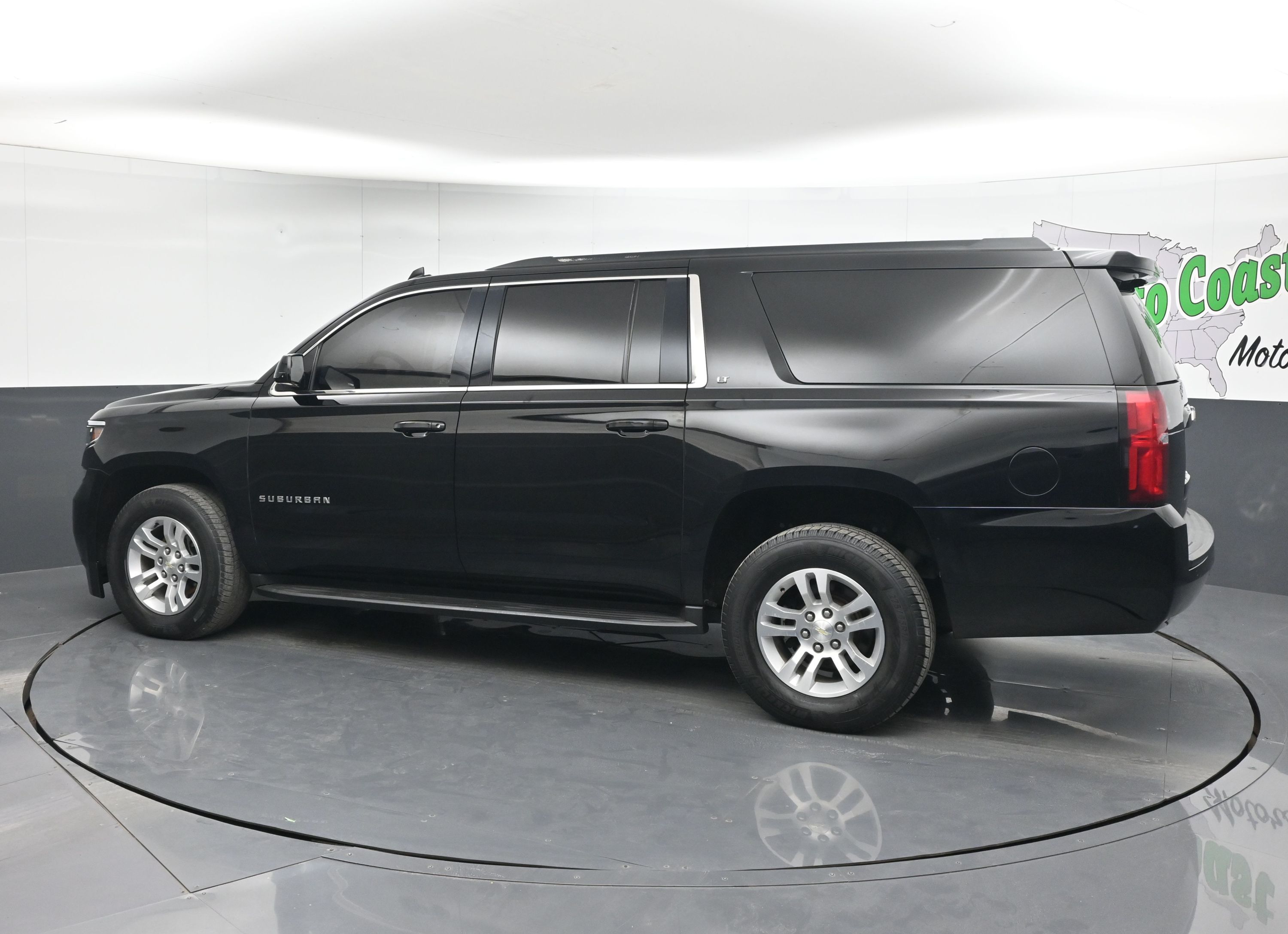 2018 Chevrolet Suburban LT photo 4